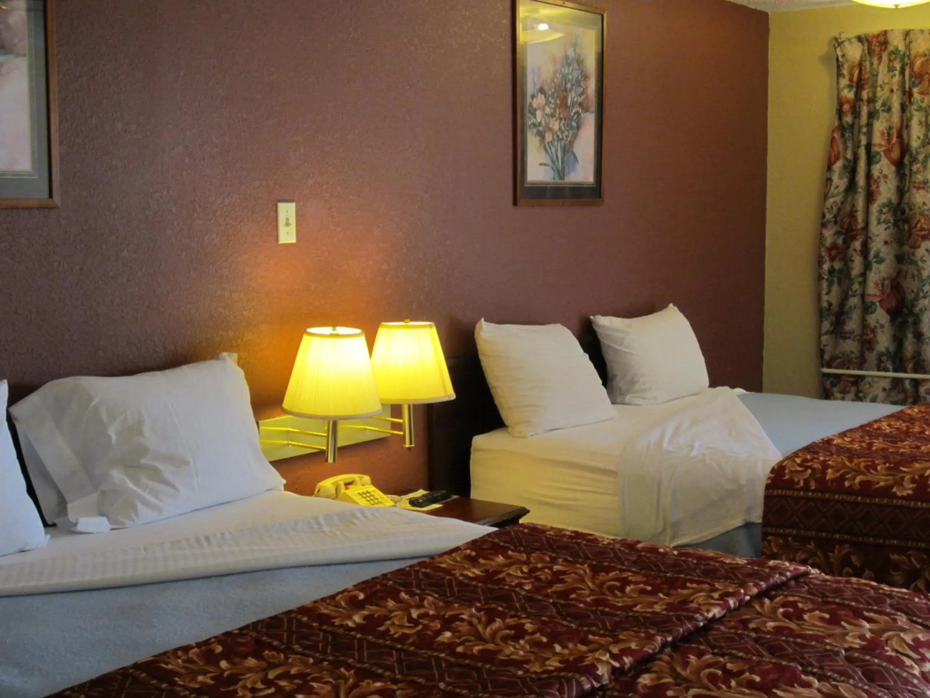 Bedroom, Bed in First Western Inn - Fairmont City