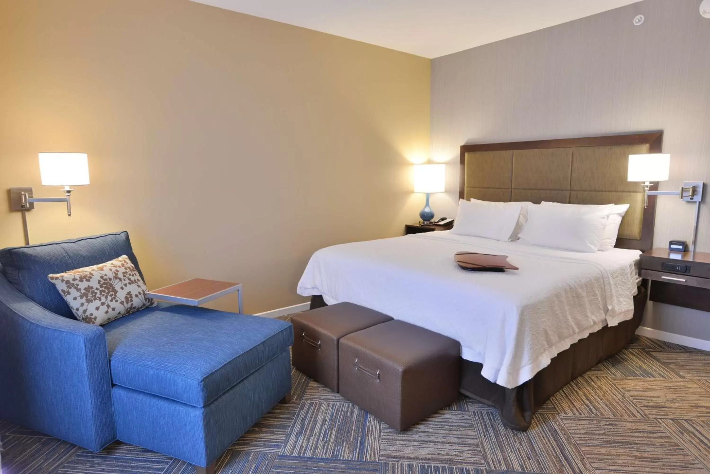 Bed in Hampton Inn & Suites Chippewa Falls