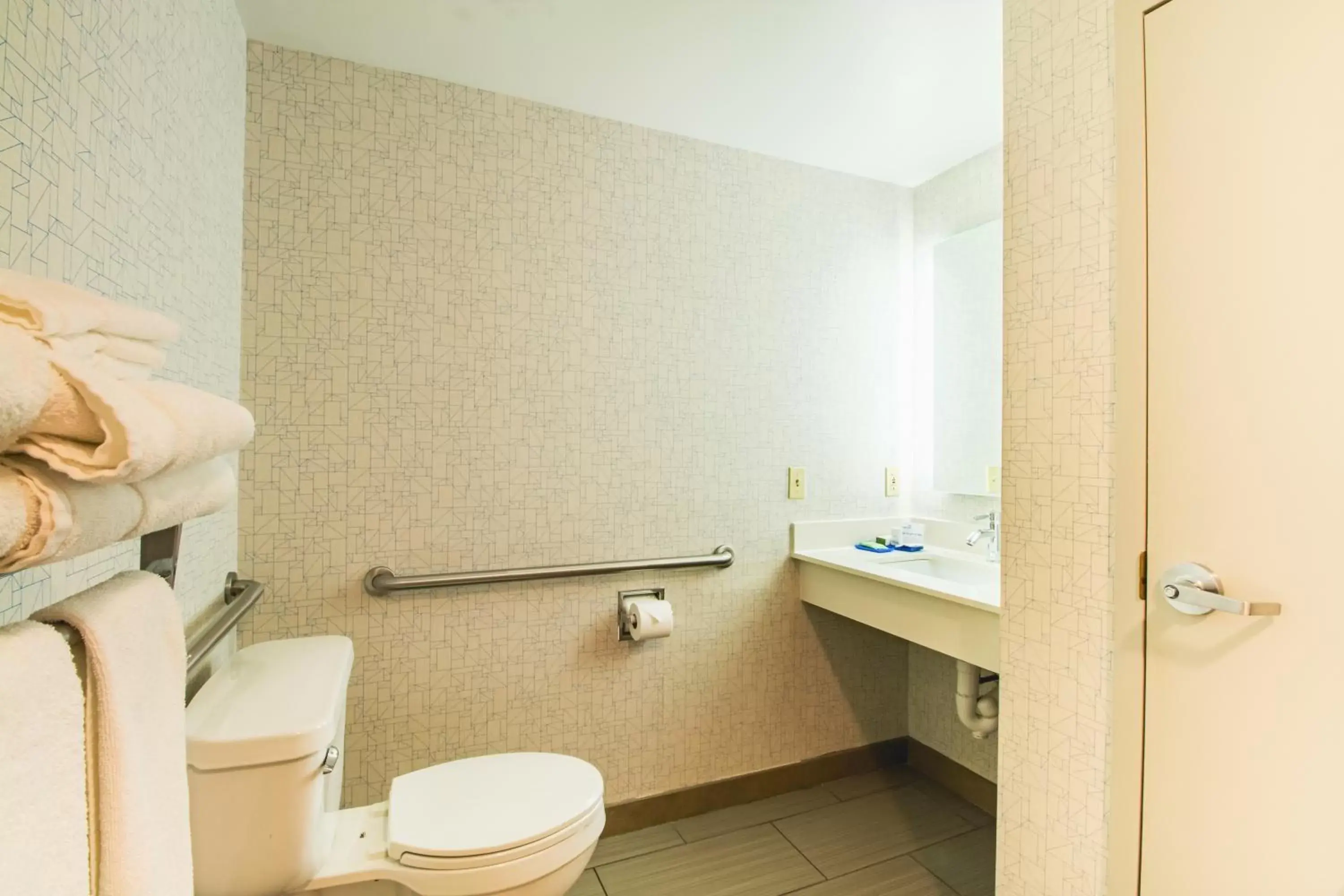 Bathroom in Holiday Inn Express & Suites - Lincoln East - White Mountains, an IHG Hotel