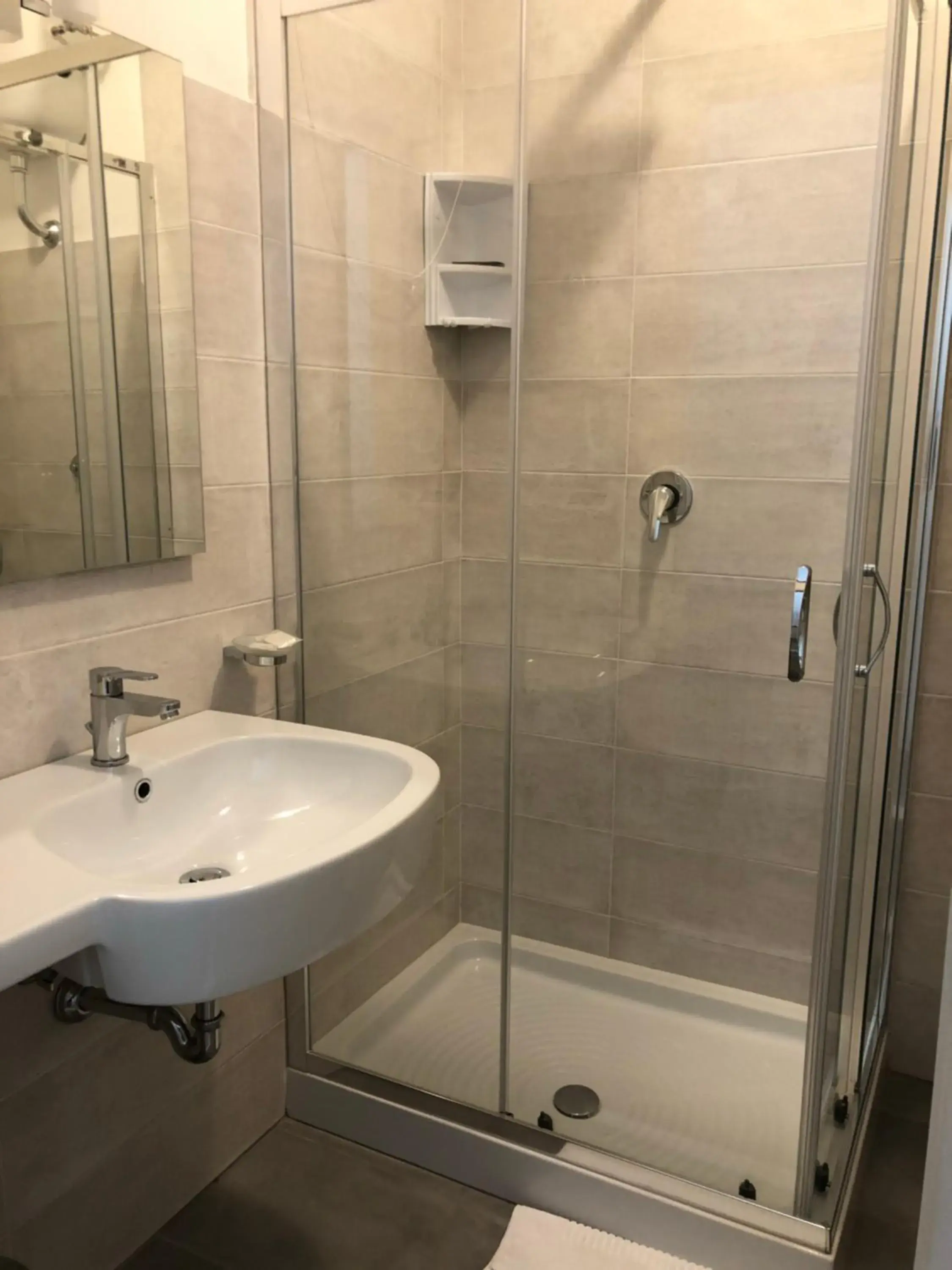 Shower, Bathroom in Hotel Cathrine
