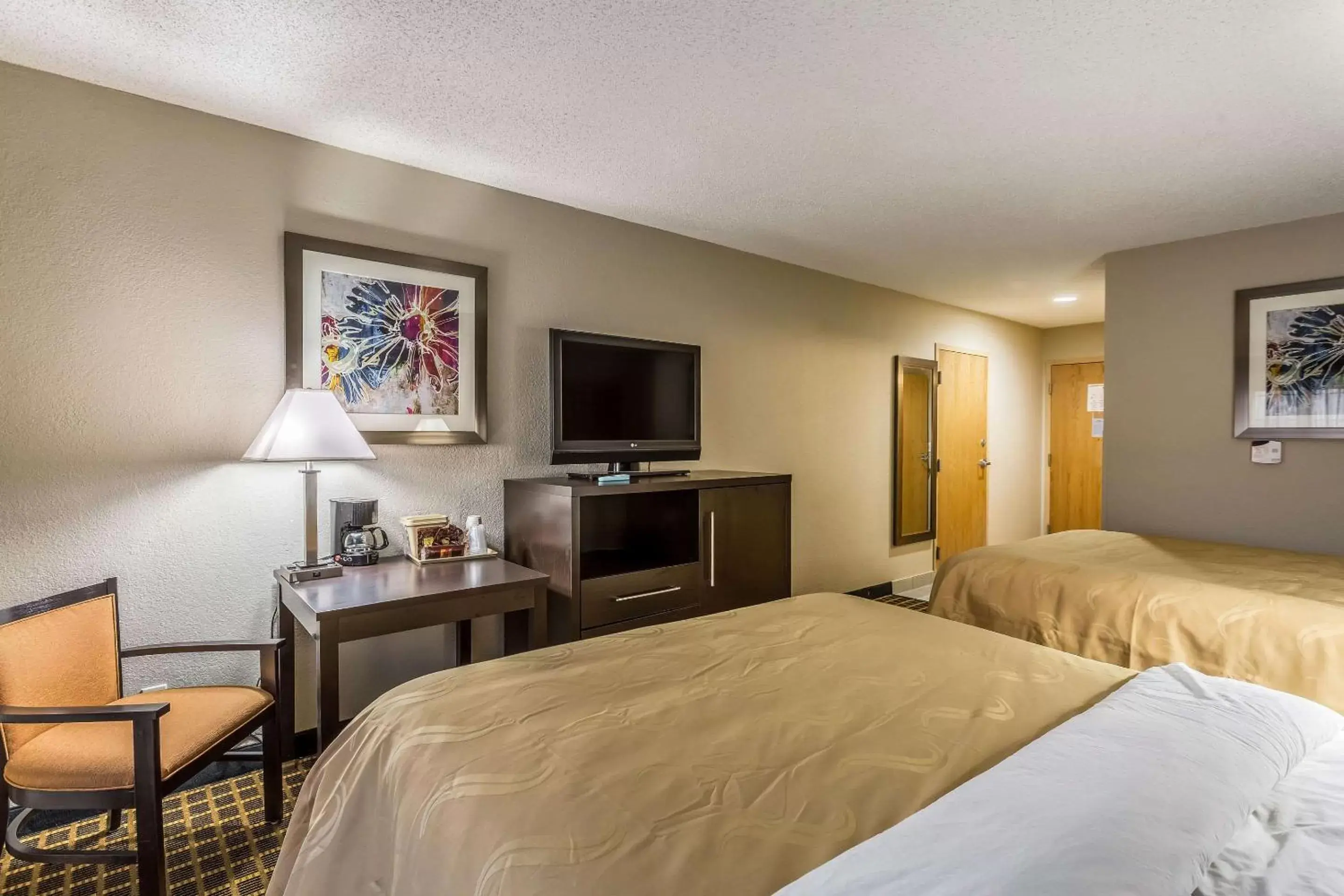 Photo of the whole room, Bed in Quality Inn & Suites El Paso I-10
