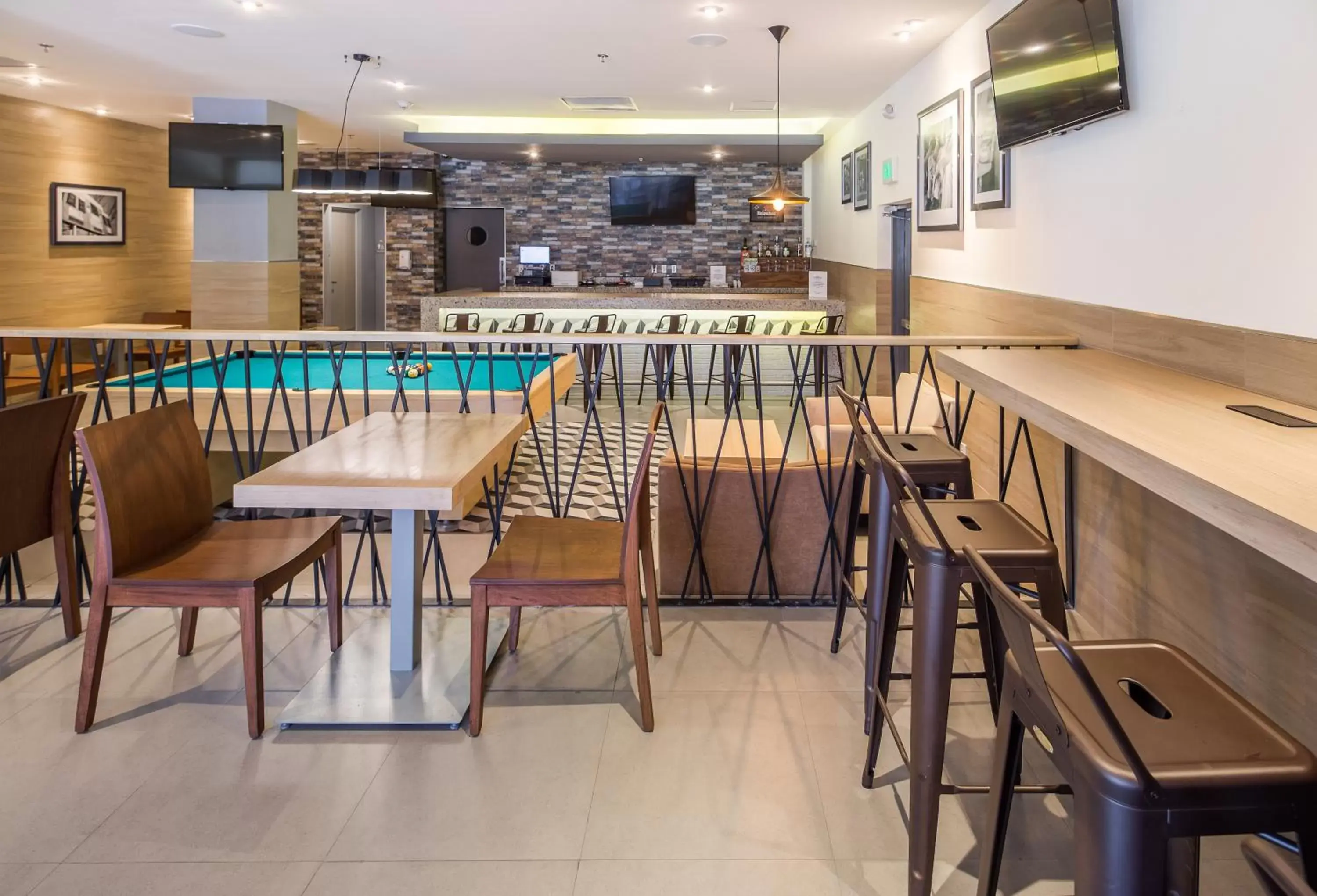 Lounge or bar, Restaurant/Places to Eat in Microtel Inn & Suites by Wyndham Culiacán