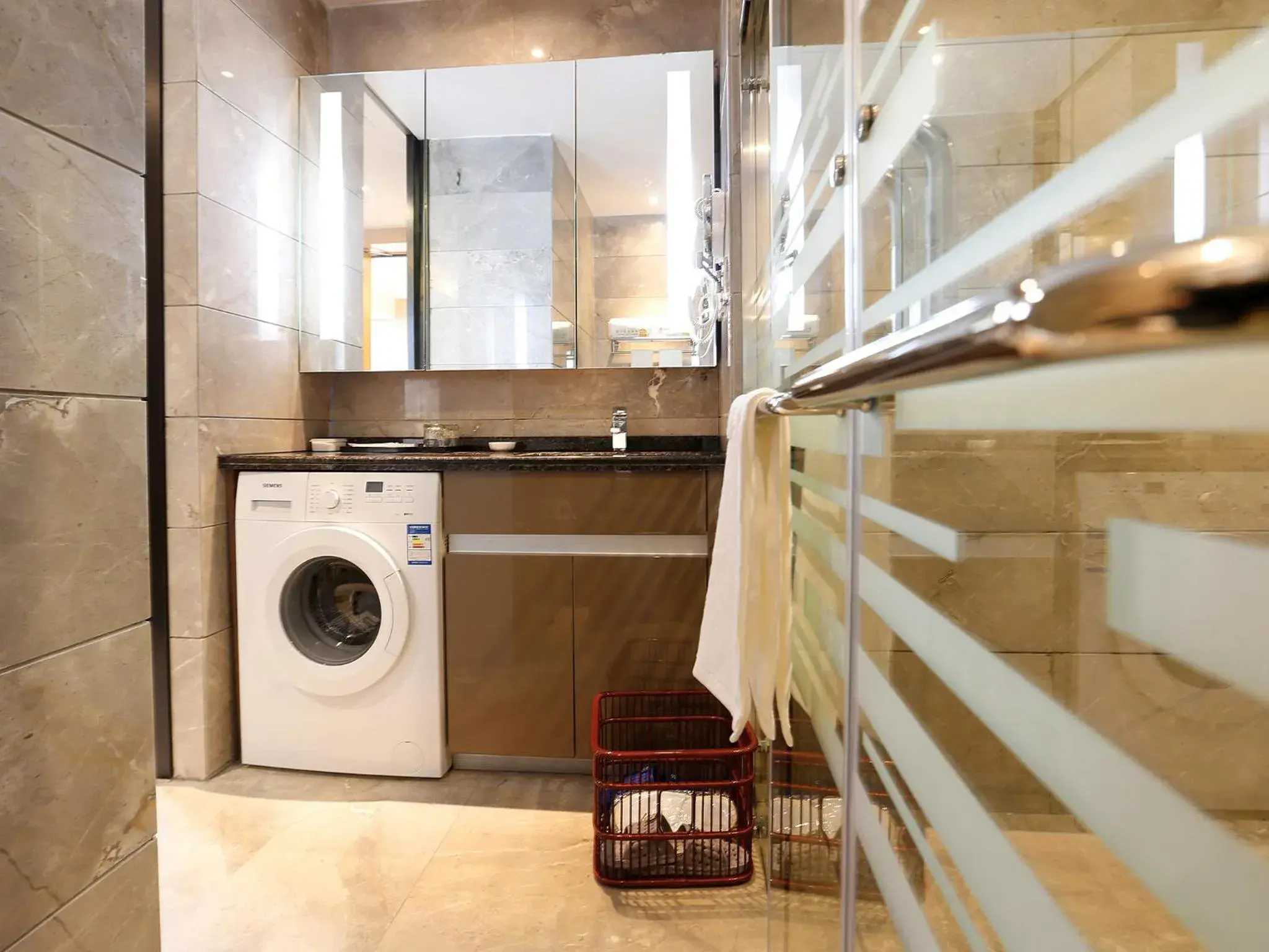 Bathroom, Kitchen/Kitchenette in Pengman Beijing Rd. A-mall Apartment