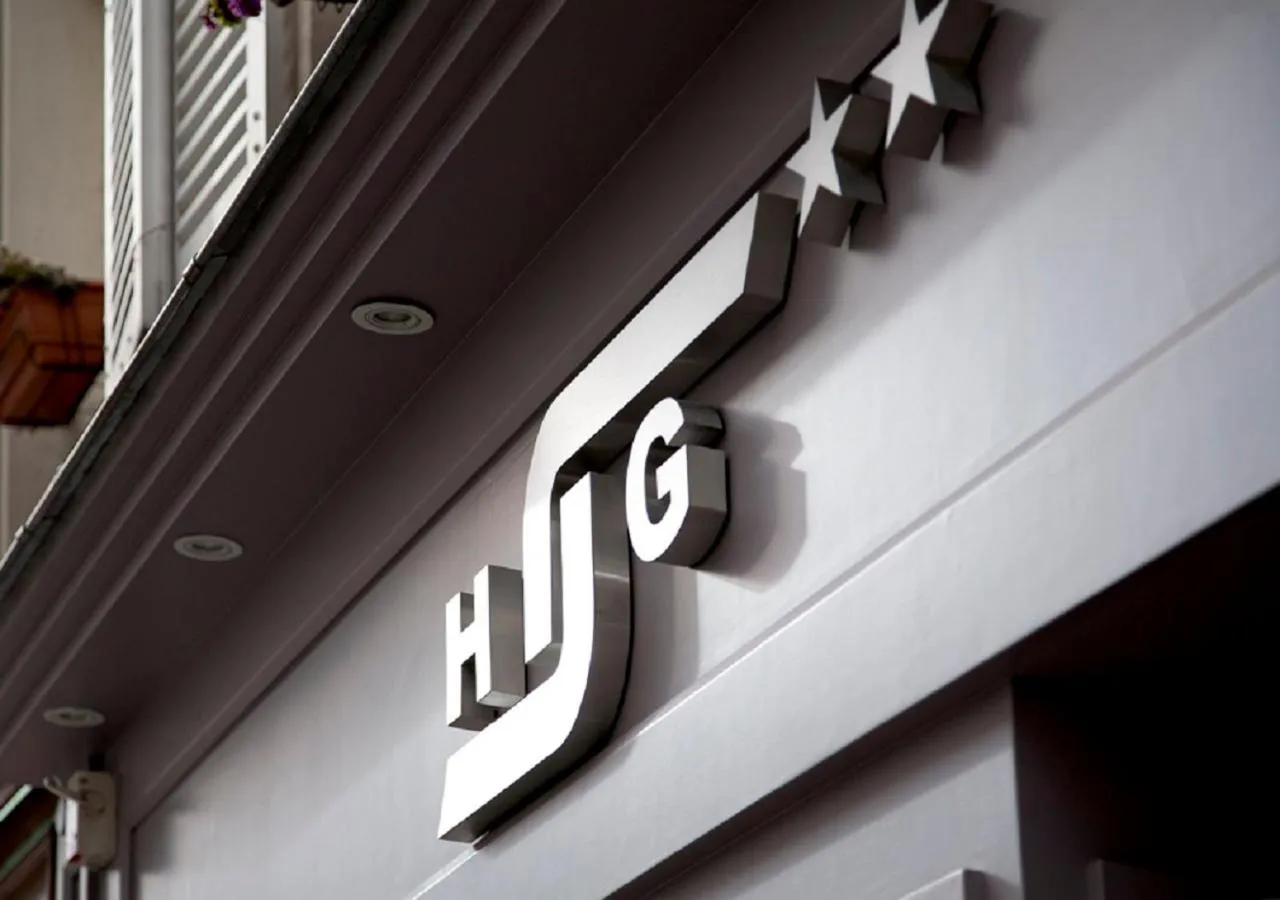 Property logo or sign in Saphir Grenelle