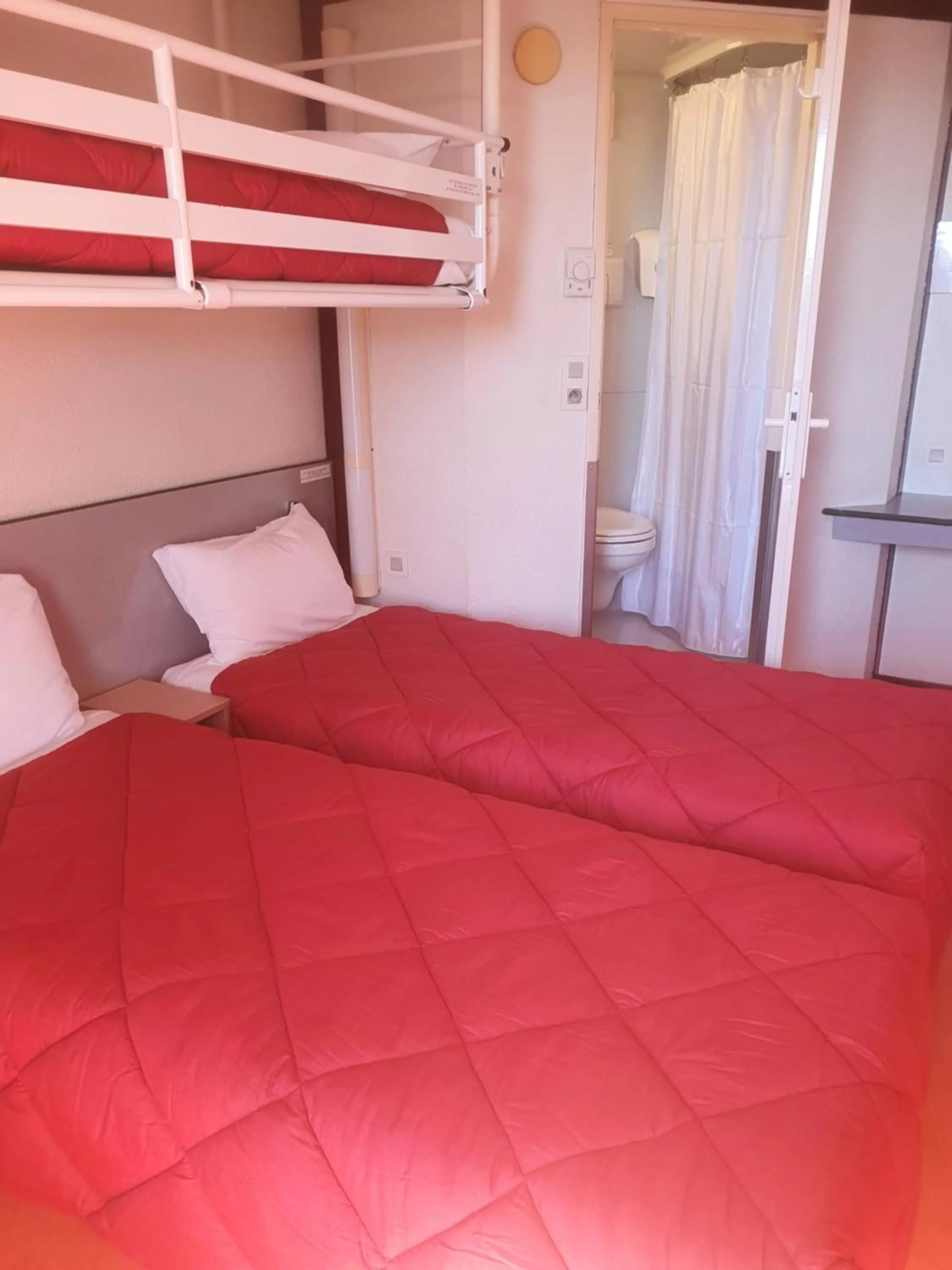 Photo of the whole room, Bed in Premiere Classe La Rochelle Sud - Angoulins