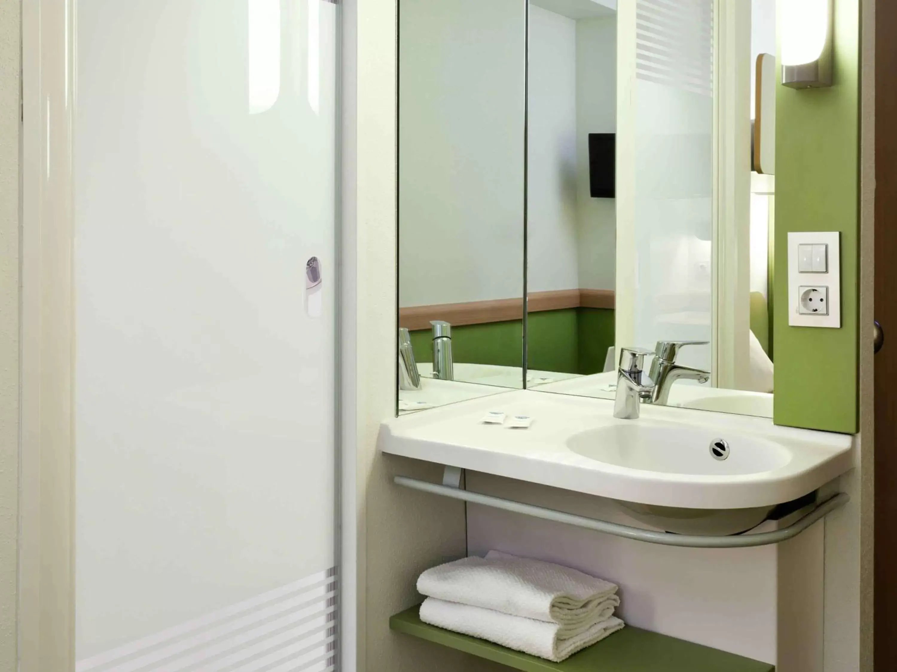 Photo of the whole room, Bathroom in Ibis Budget Málaga Centro