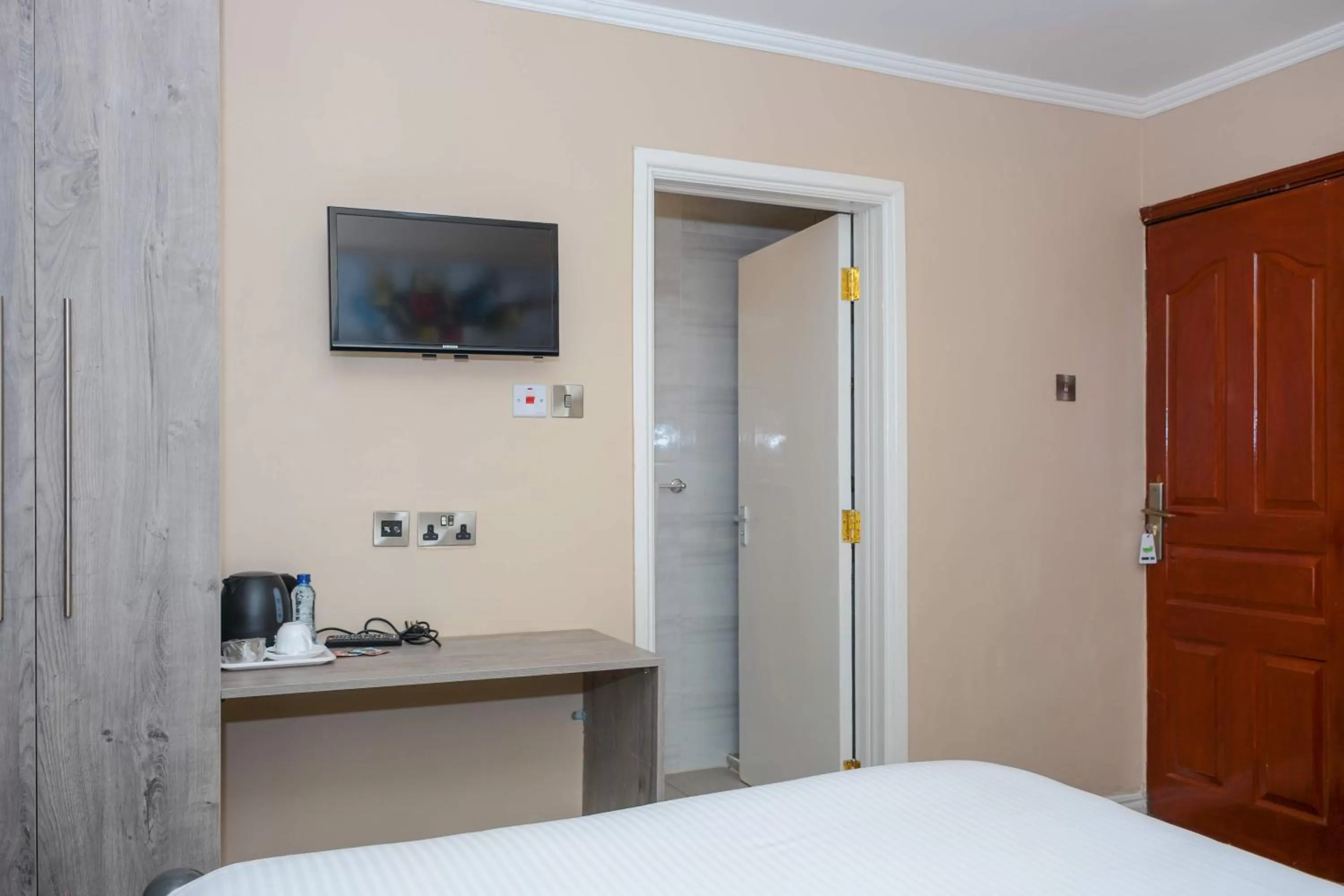 Bed, TV/Entertainment Center in Appleton Resort