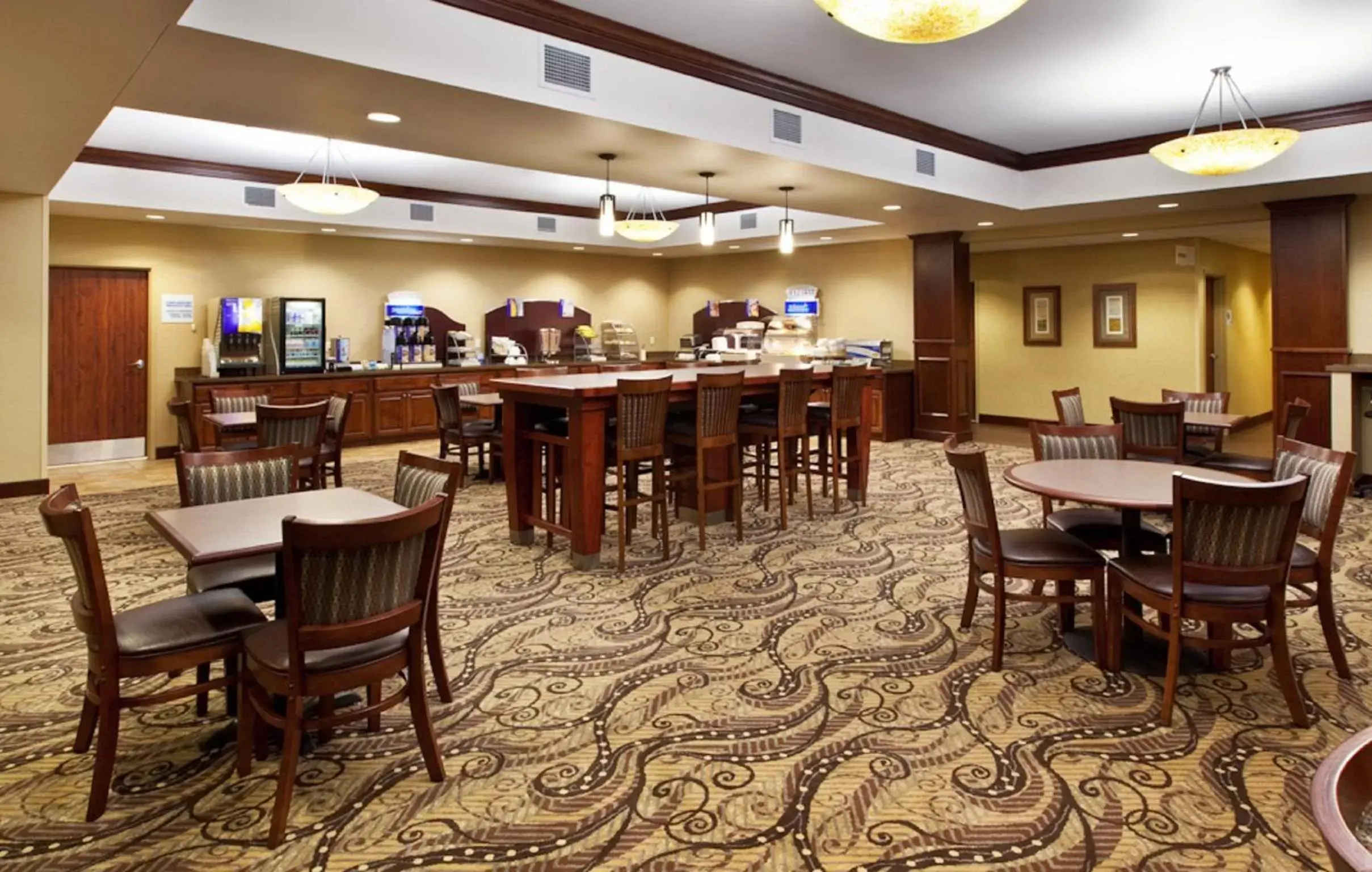 Lobby or reception, Restaurant/Places to Eat in Holiday Inn Express & Suites Sioux Falls Southwest, an IHG Hotel
