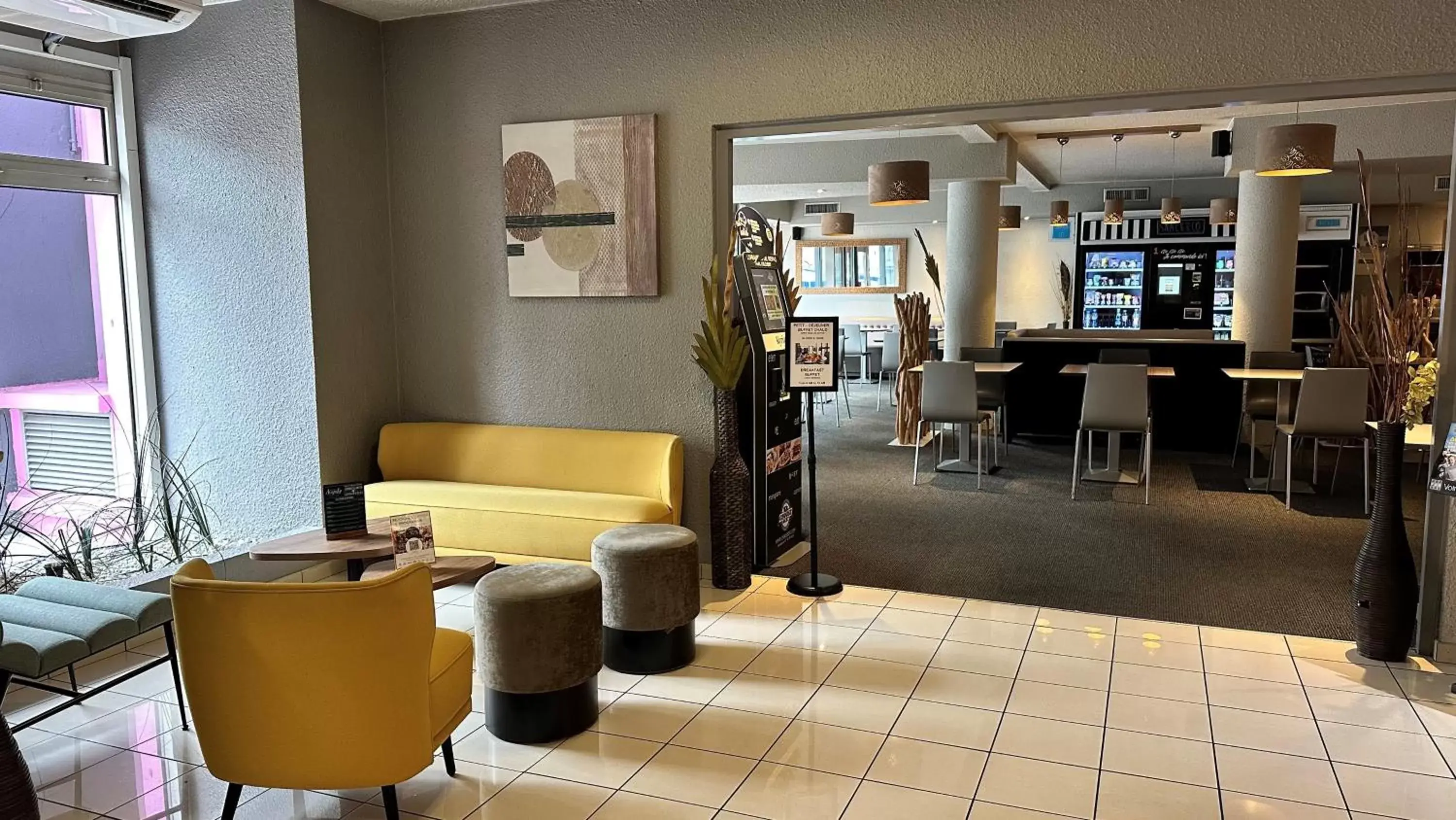 Lobby or reception, Lounge/Bar in Kyriad Le Bourget Centre- Parc Des Expositions