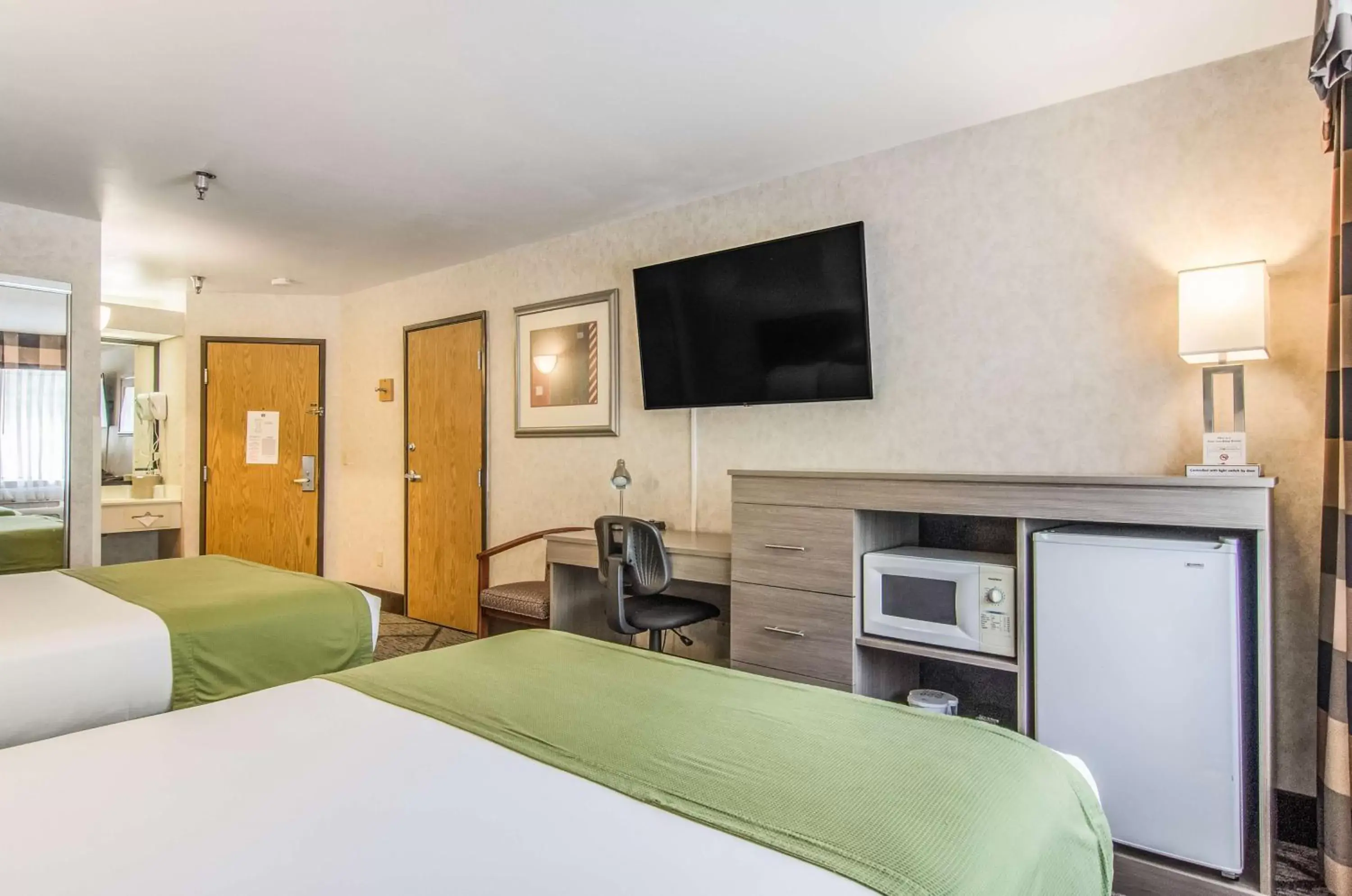 TV and multimedia, TV/Entertainment Center in GuestHouse Inn & Suites Poulsbo