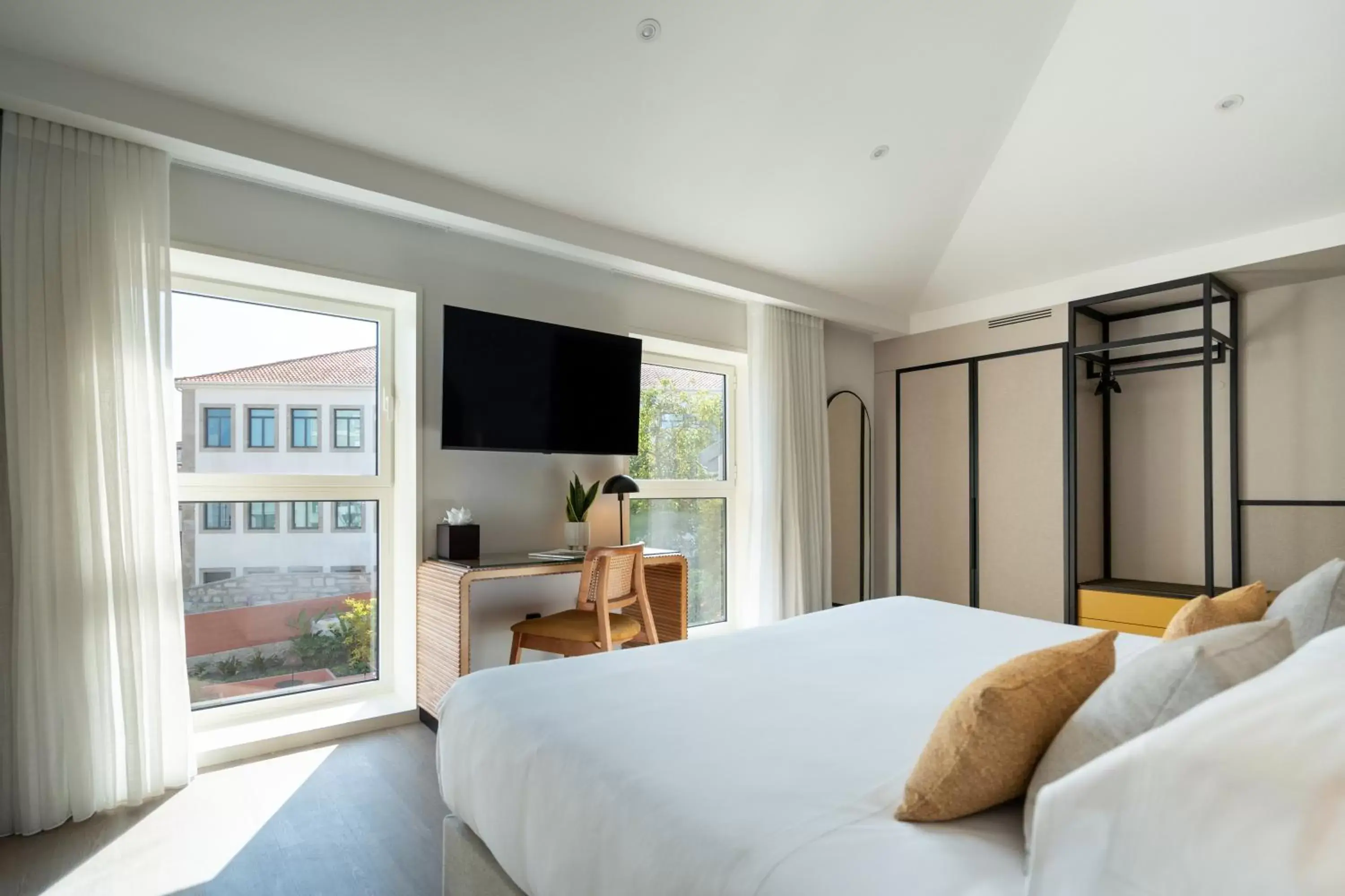 Bed in The Editory Garden Porto Hotel