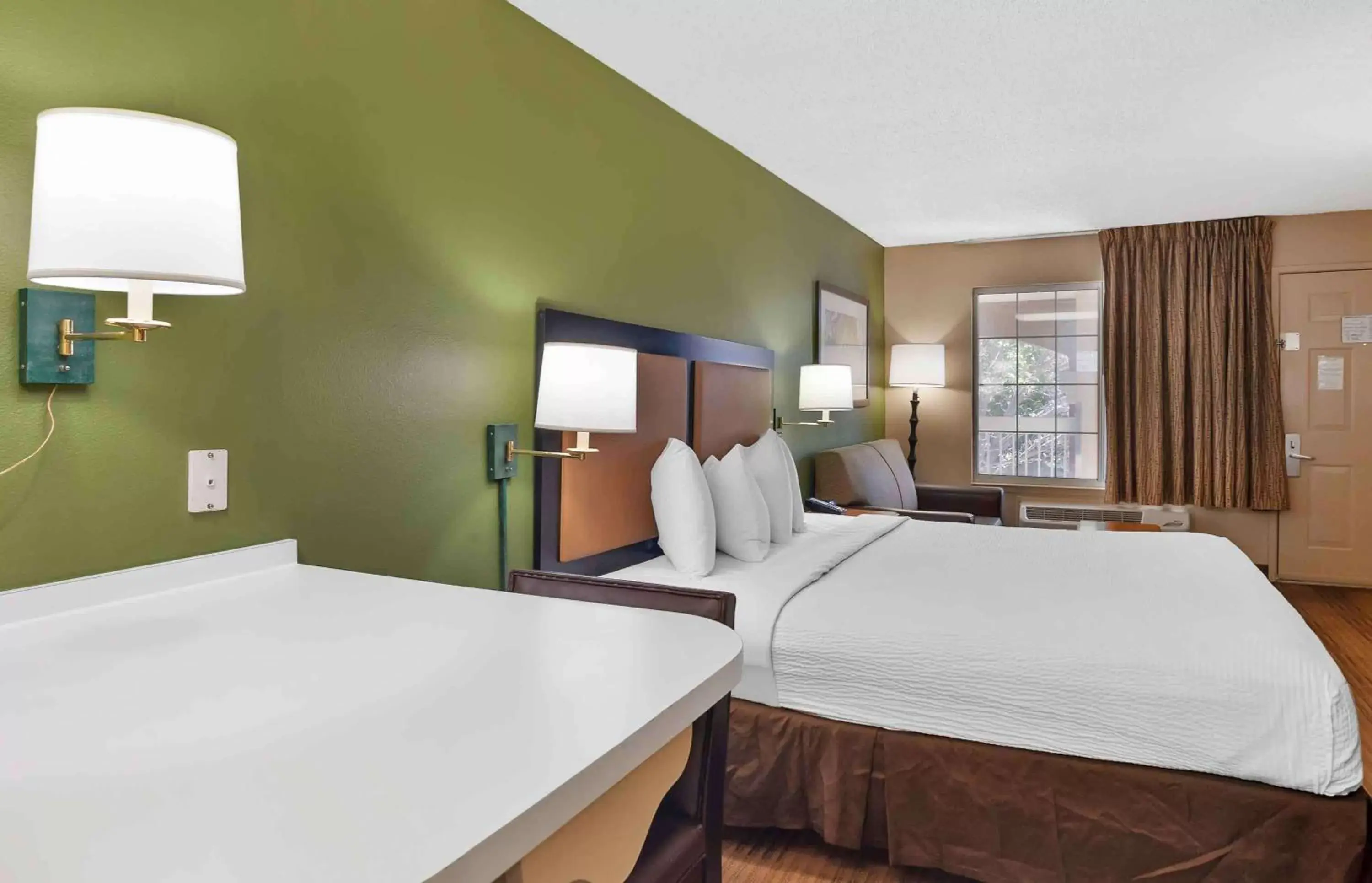 Bedroom, Bed in Extended Stay America Suites - San Diego - Sorrento Mesa