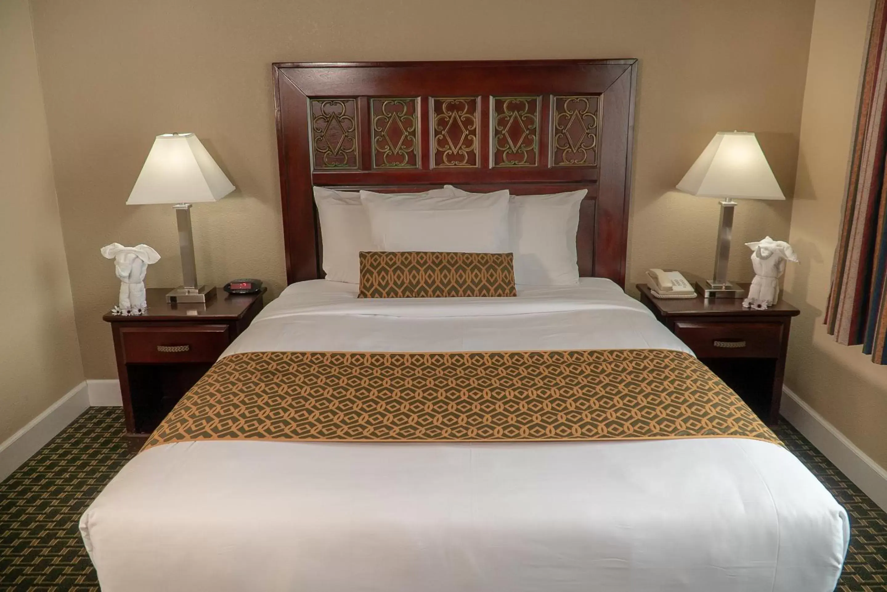 Bed in Sea Breeze Inn - San Simeon