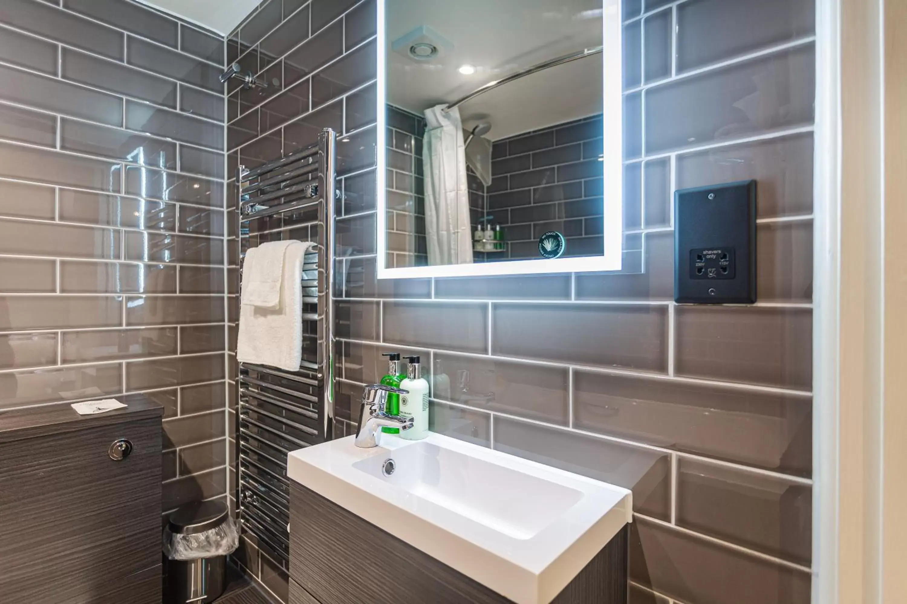 Bathroom in The George Hotel, Amesbury, Wiltshire