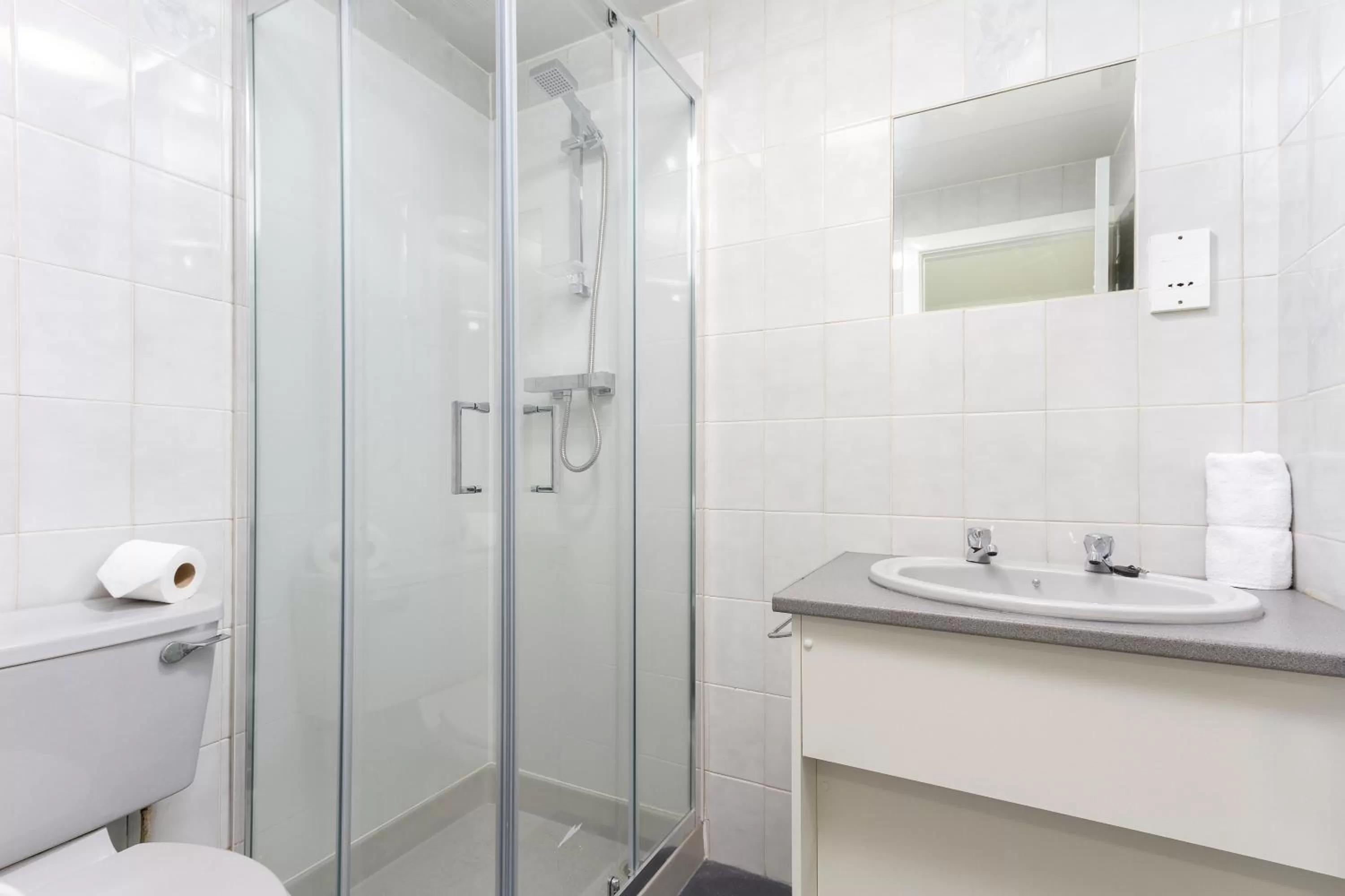 Bathroom in The Sandringham Court Hotel & Apartment Welcoming Large and Small Groups for 15 years