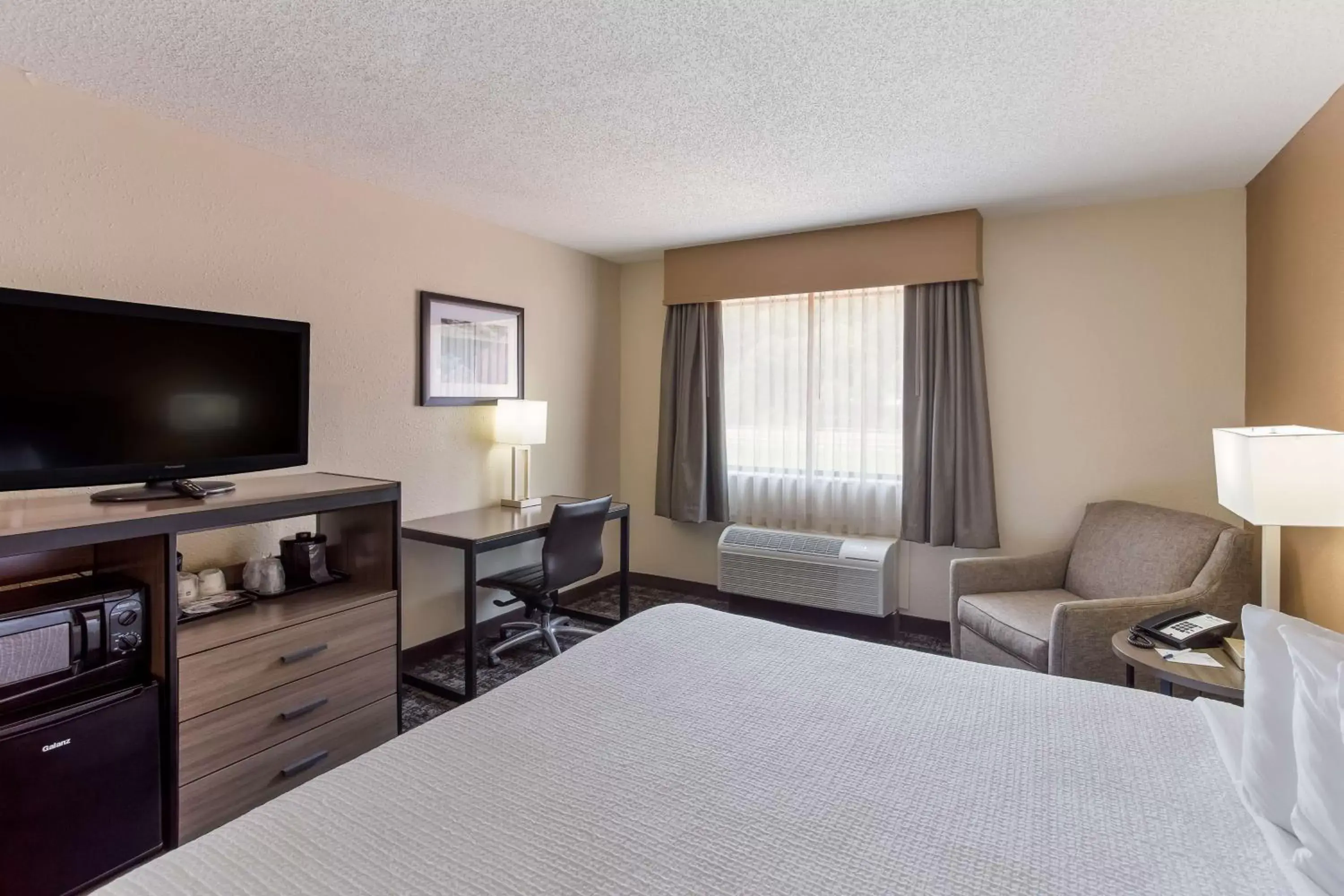 Bedroom, TV/Entertainment Center in Best Western Logan Inn