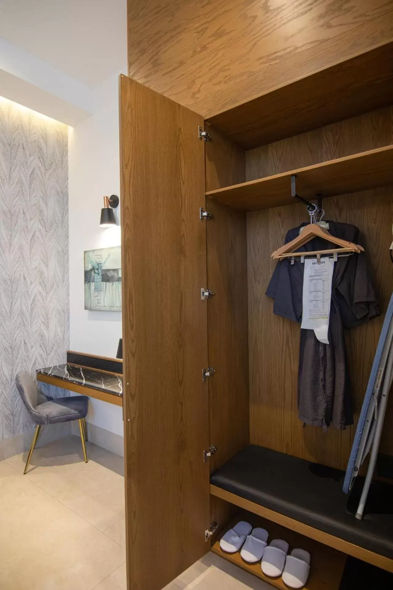 wardrobe, Bathroom in Becquer Hotel Guadalajara