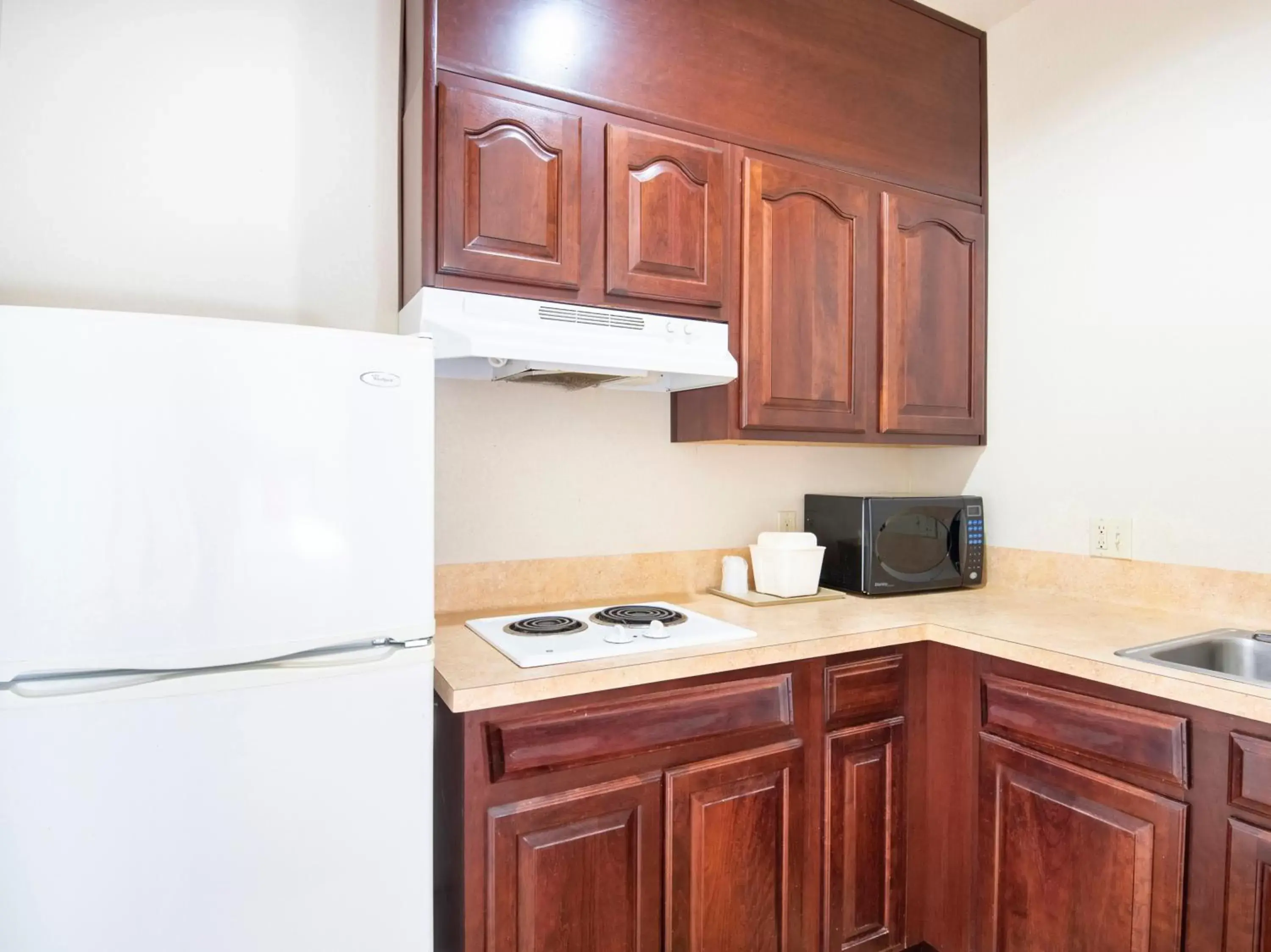 Kitchen or kitchenette, Kitchen/Kitchenette in OYO Townhouse Clute Lake Jackson