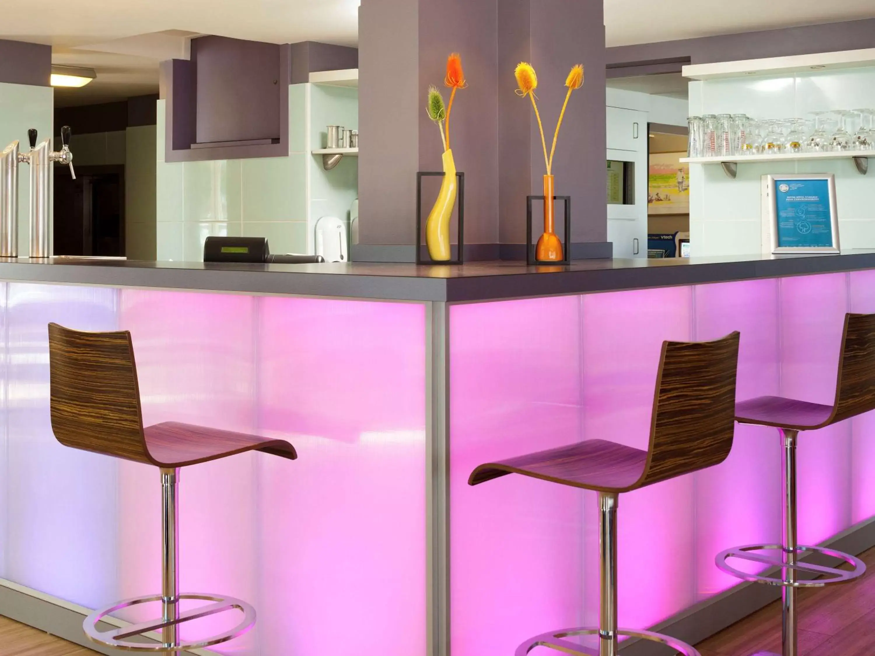 Lounge or bar in ibis Styles Ouistreham Lounge or bar in ibis Styles Ouistreham