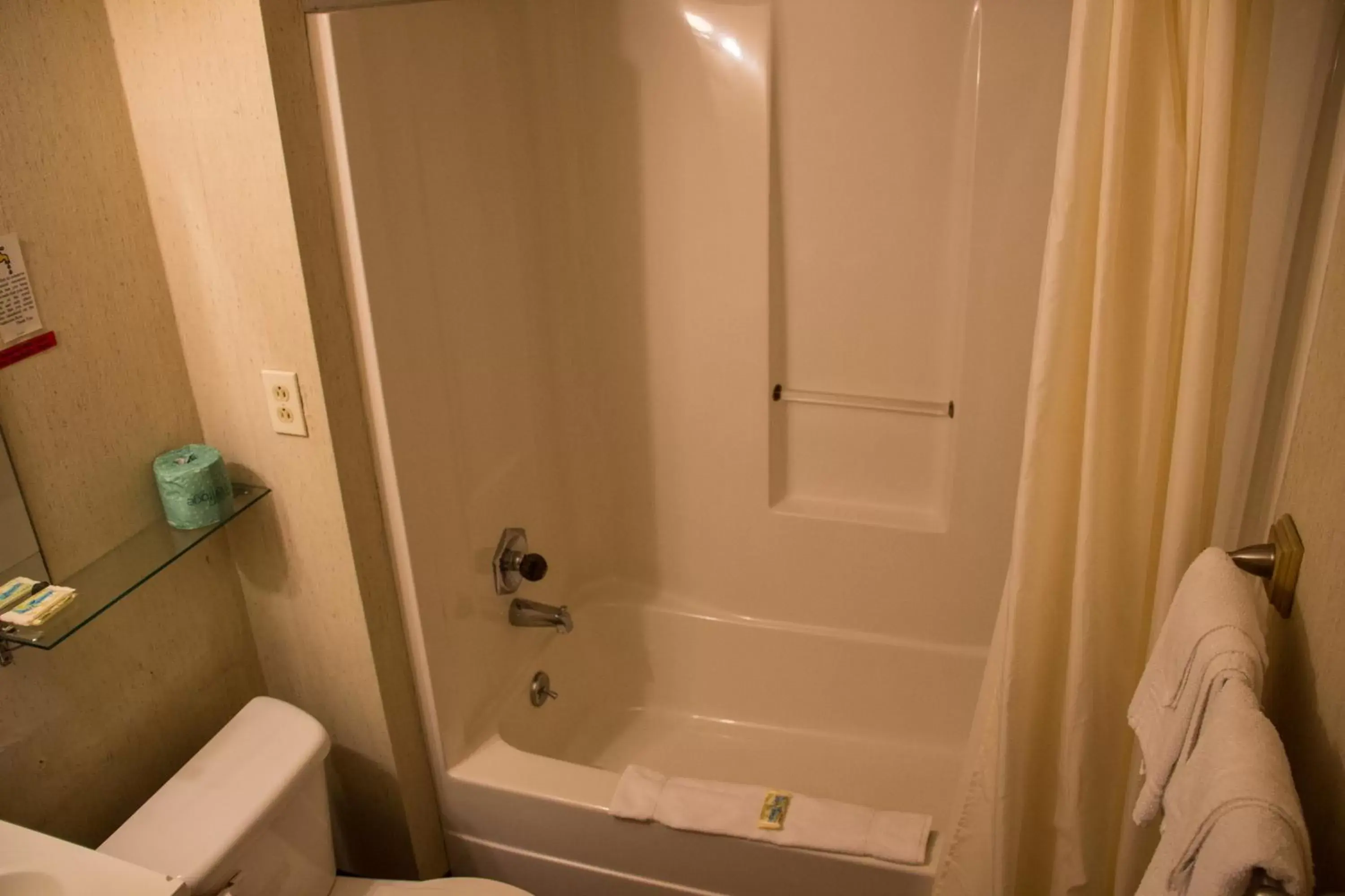 Queen Room in Fran Cove Motel Queen Room in Fran Cove Motel