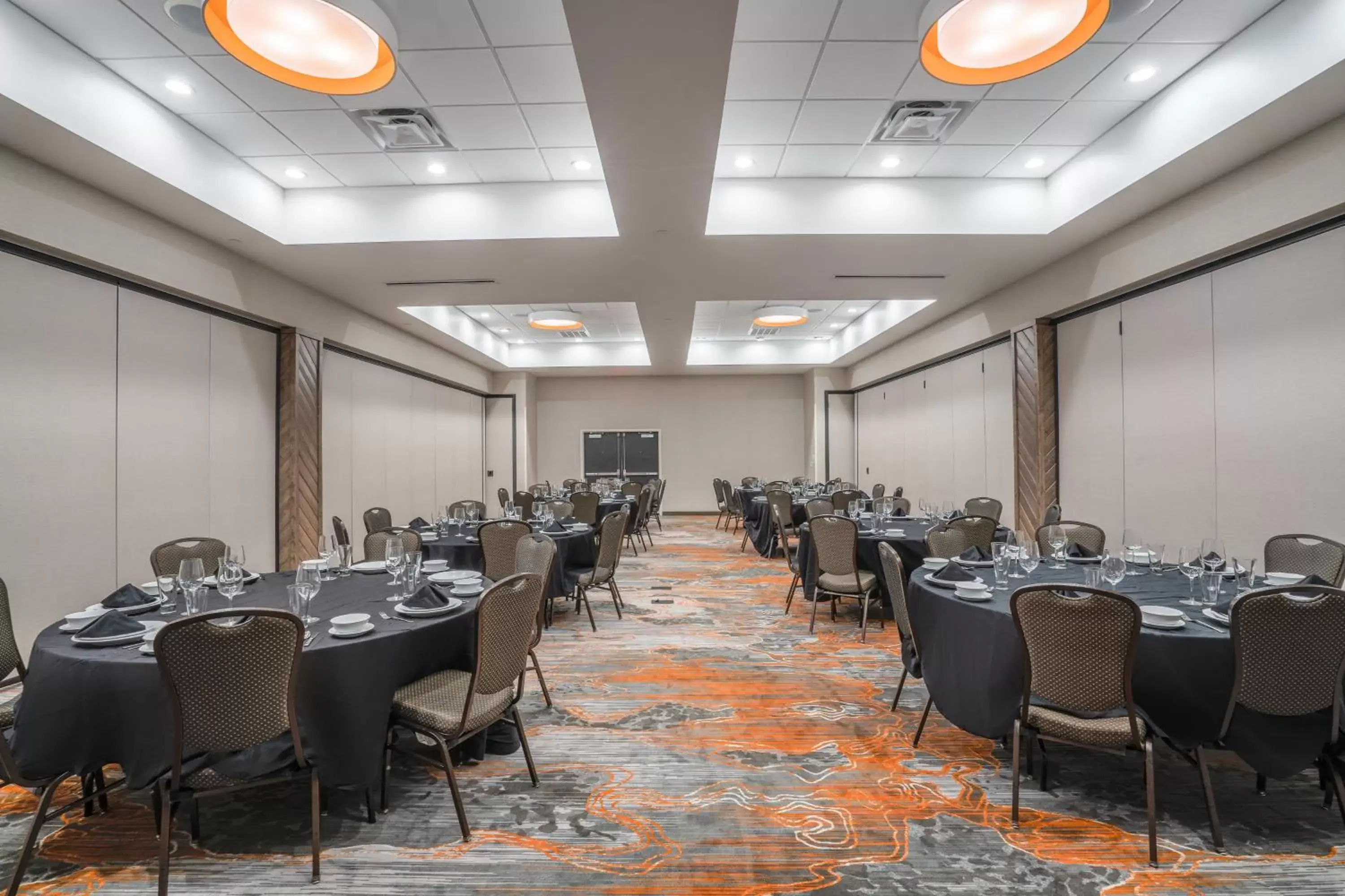 Meeting/conference room, Restaurant/Places to Eat in Holiday Inn & Suites Memphis Southeast-Germantown, an IHG Hotel