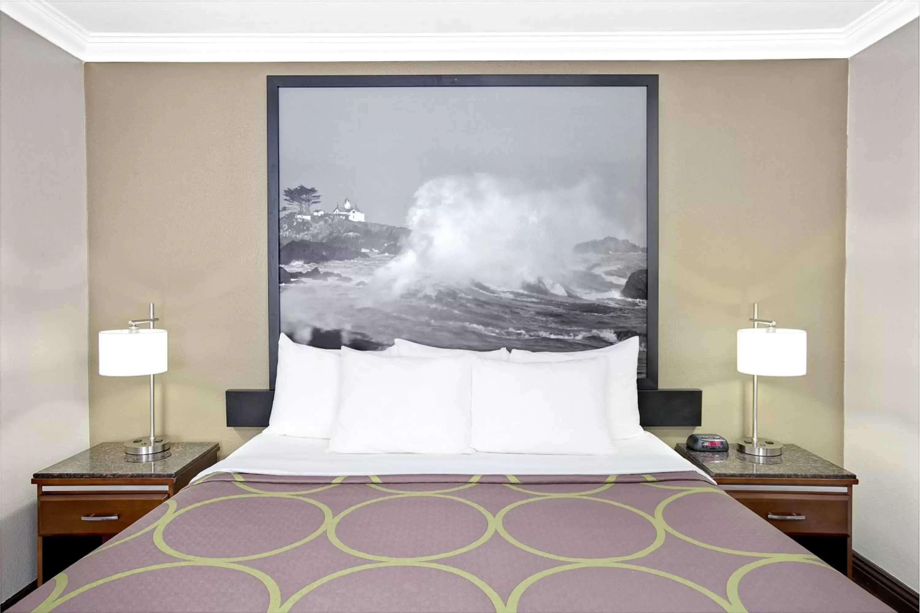 Bed, Room Photo in Super 8 by Wyndham Los Angeles-Culver City Area