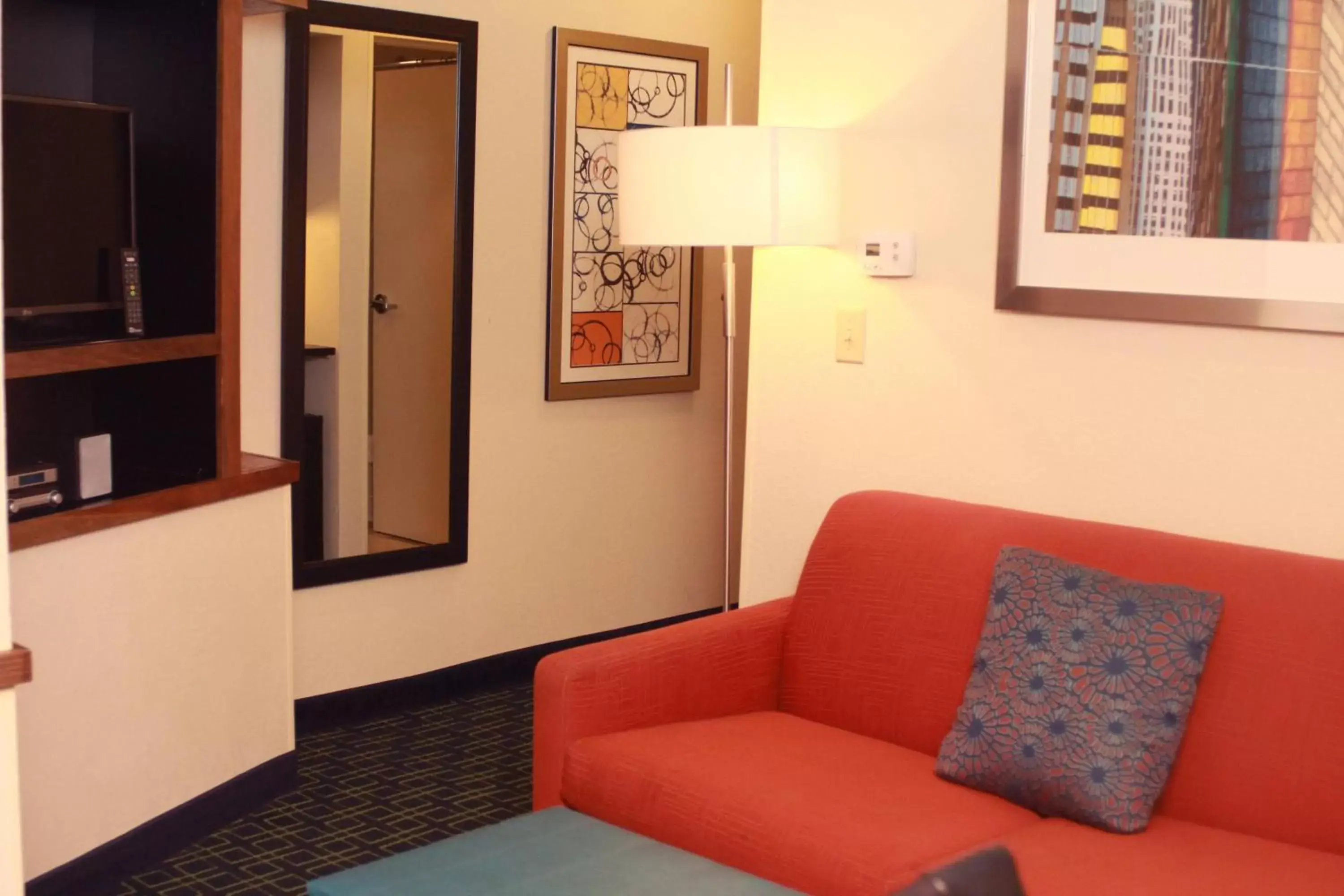 Photo of the whole room, Seating Area in Fairfield Inn & Suites by Marriott Fairmont