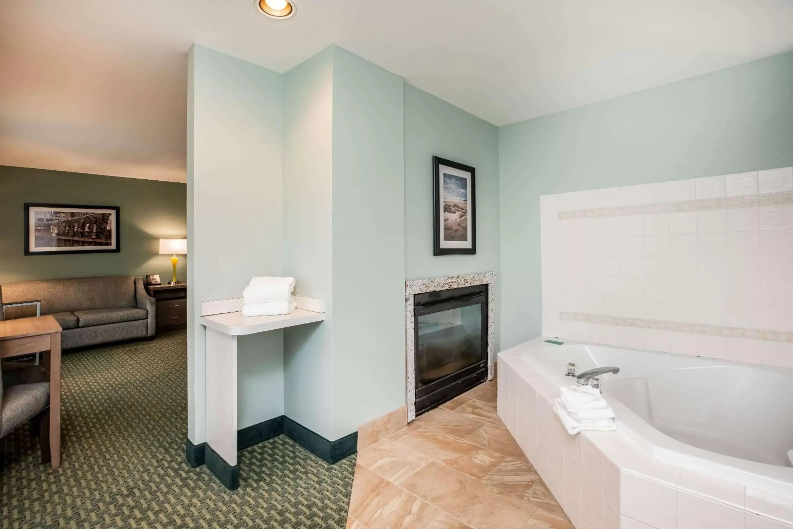 Photo of the whole room, Bathroom in La Quinta by Wyndham Newport