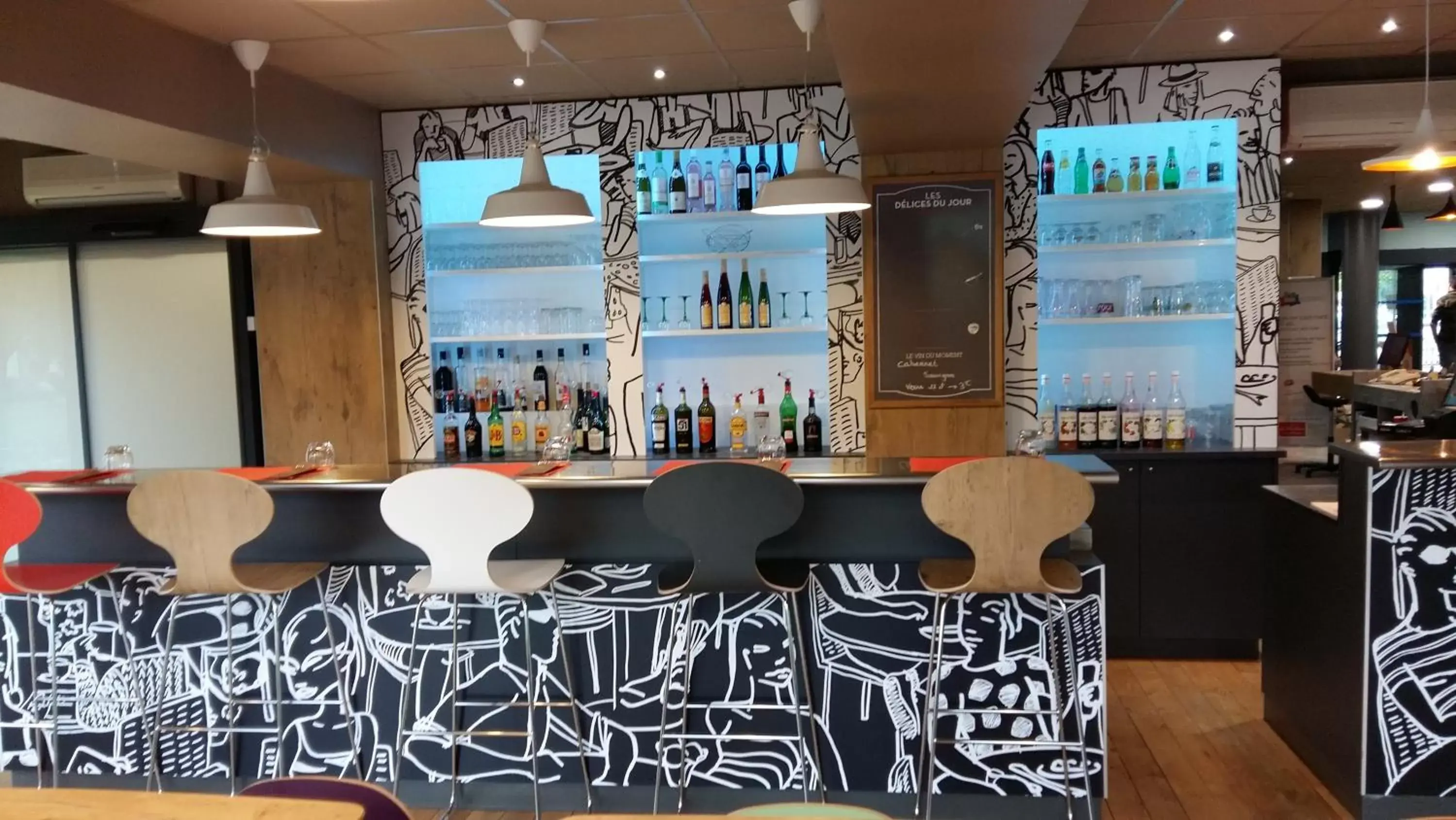 Lounge or bar in ibis Epinal Centre