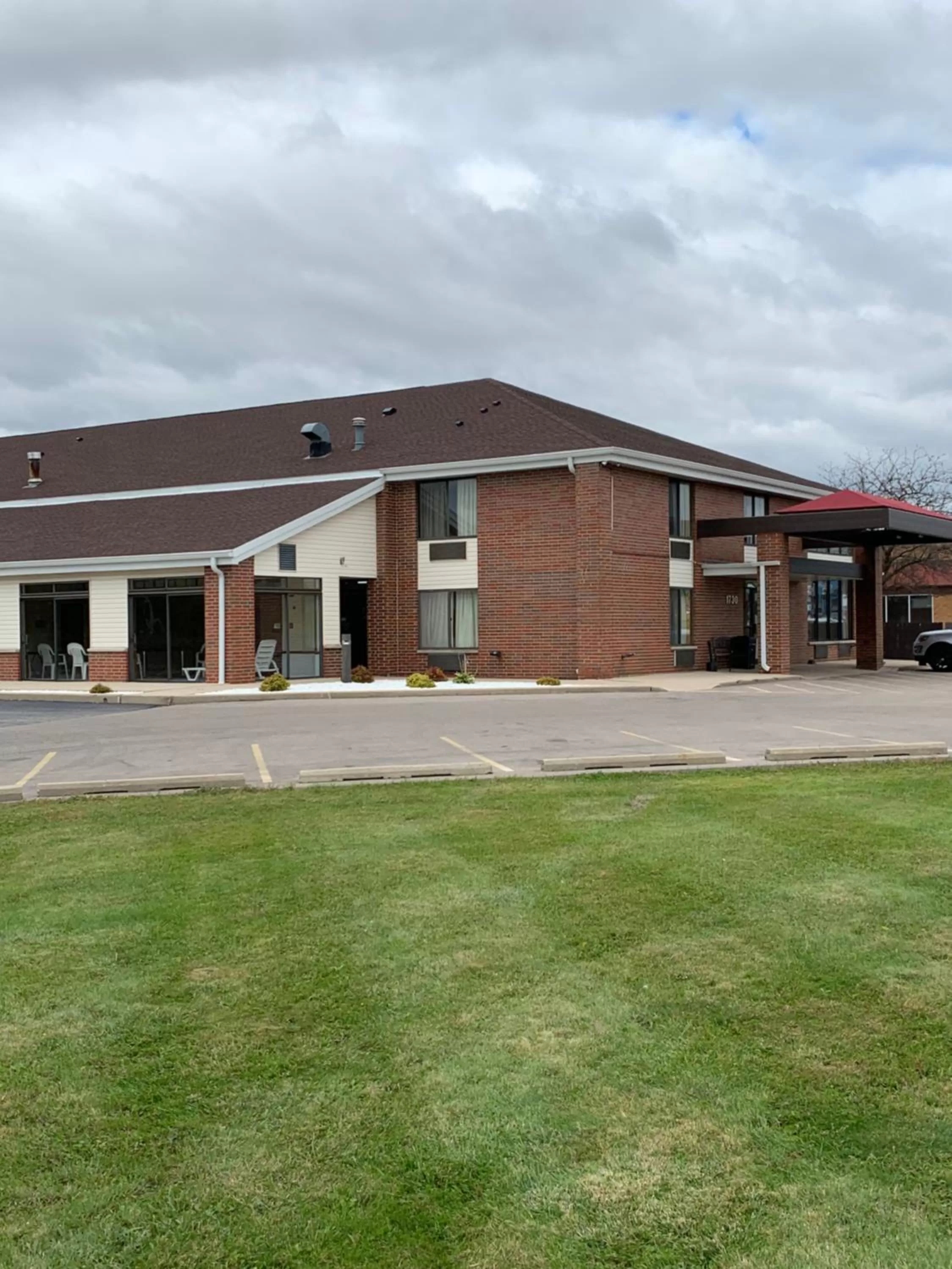 Facade/entrance in Super 8 by Wyndham Watertown WI