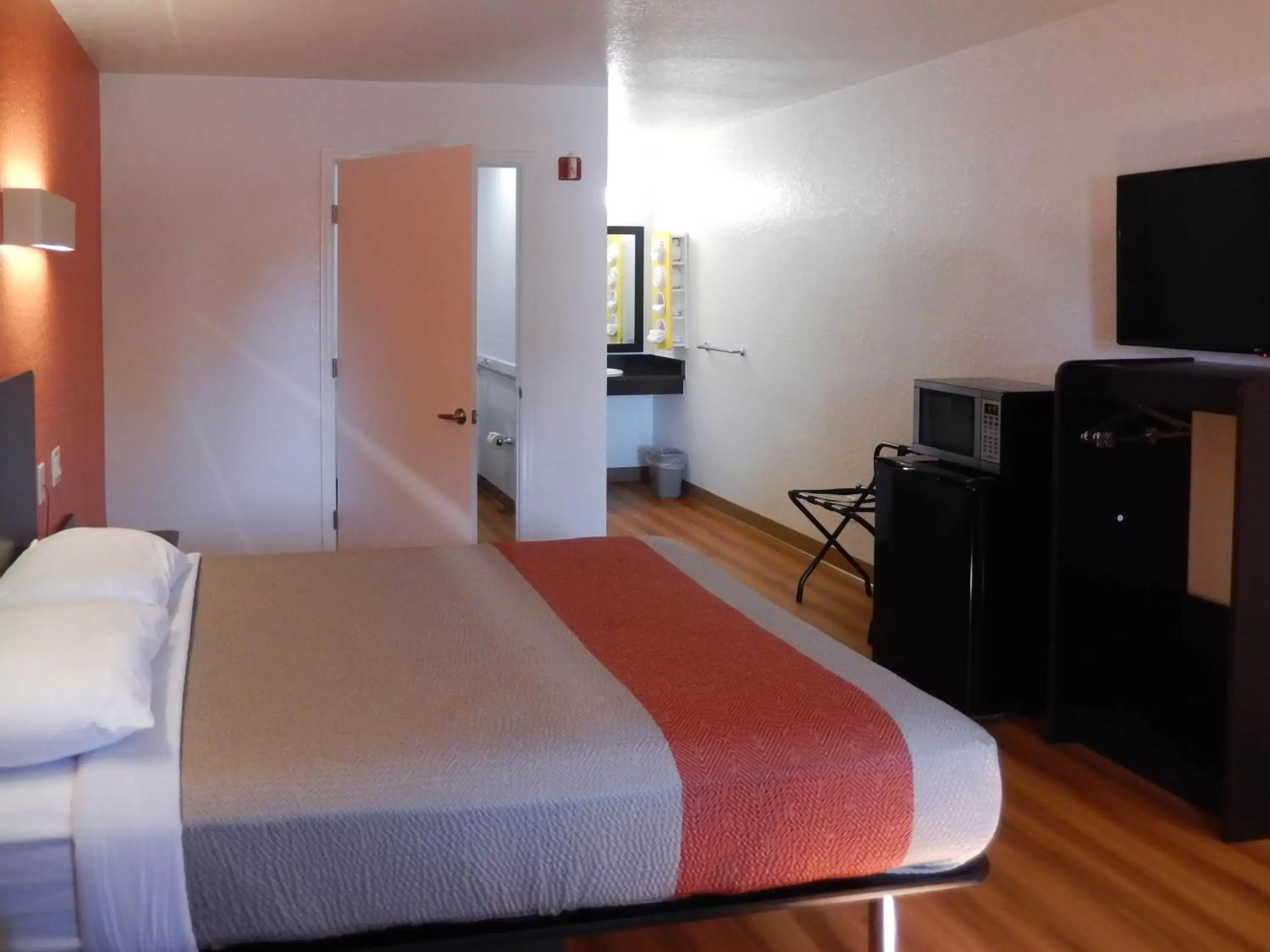 Property building, Bed in Motel 6-Moultrie, GA
