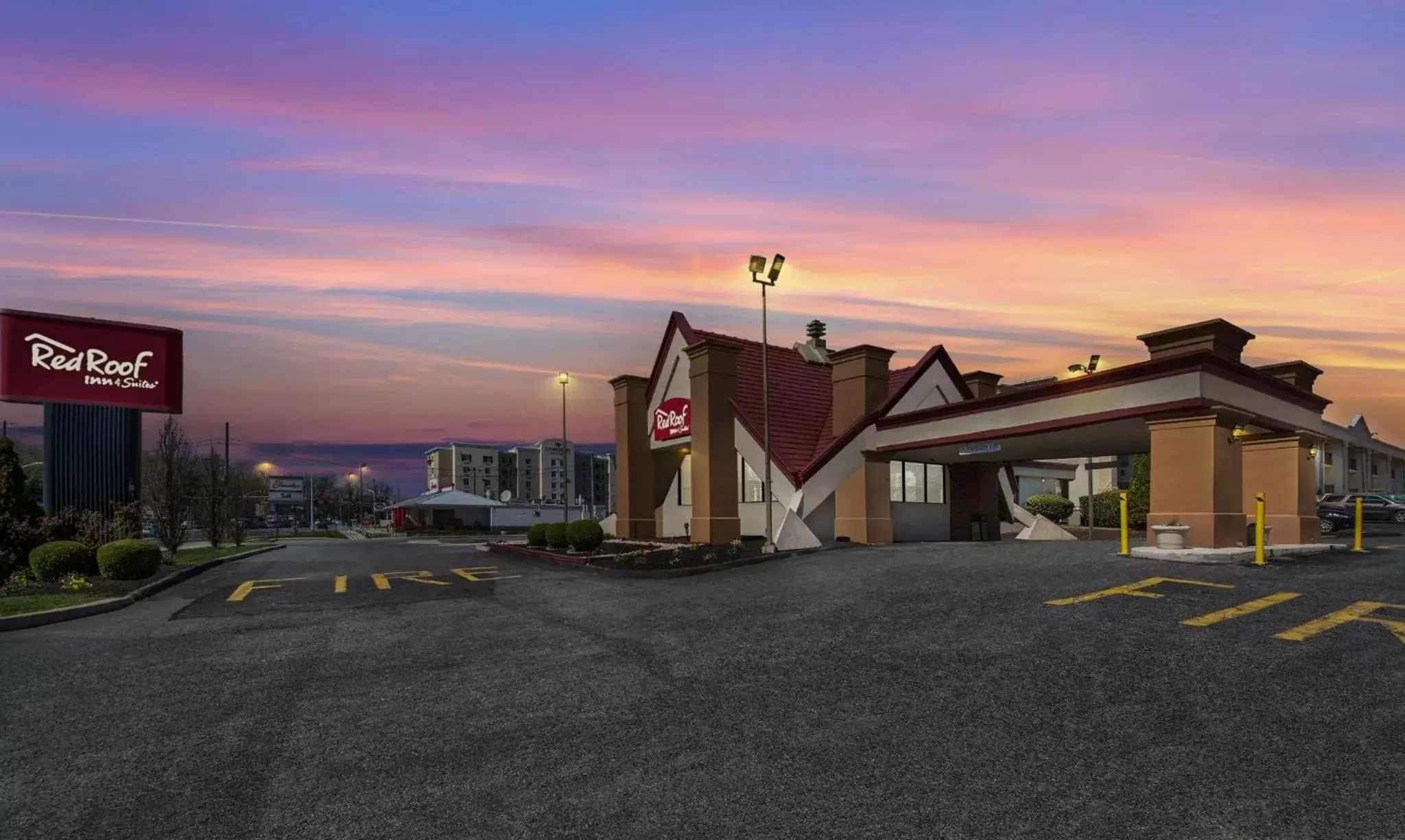 Property Building in Red Roof Inn and Suites Newark - University