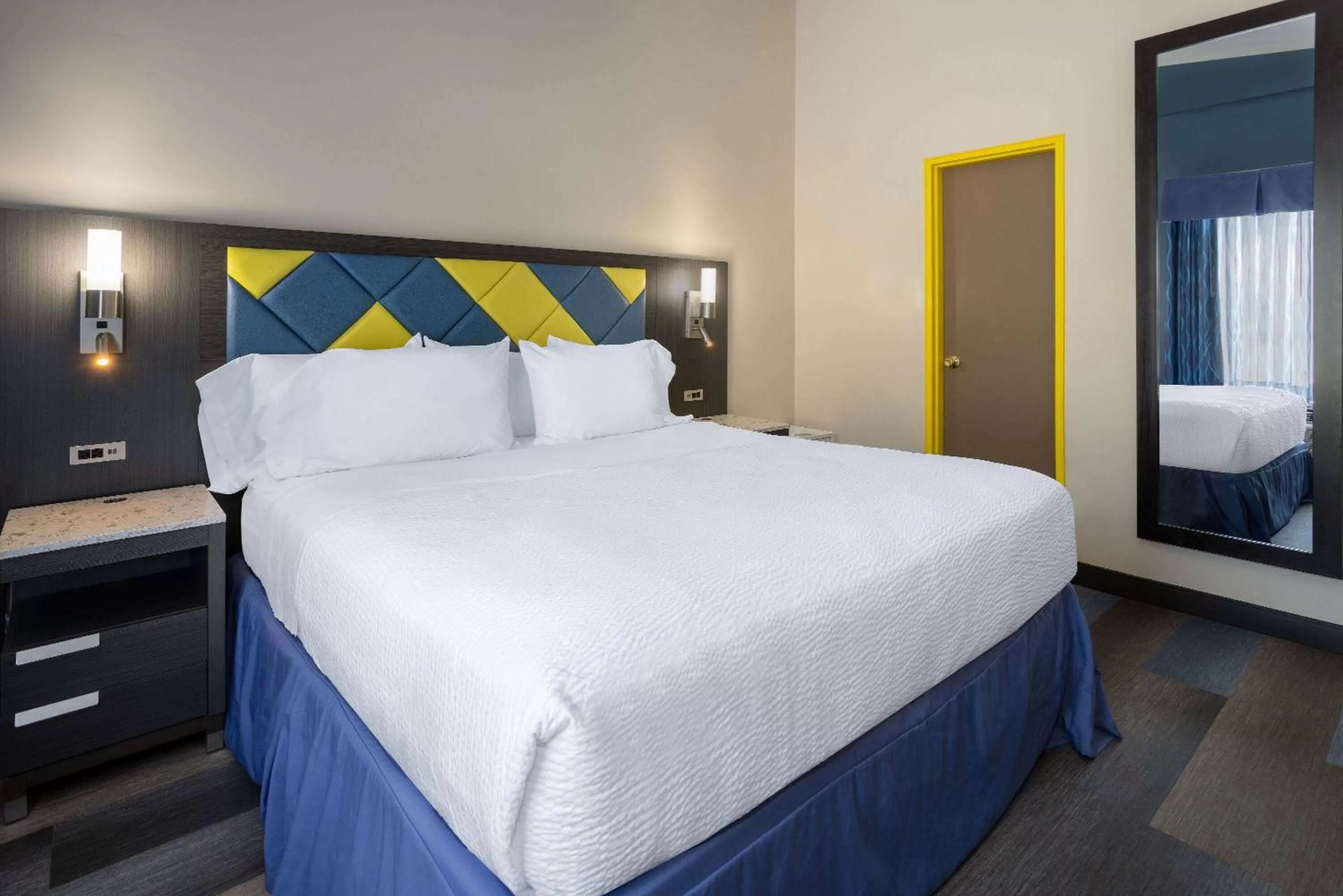 Photo of the whole room, Bed in Days Hotel by Wyndham North Bergen