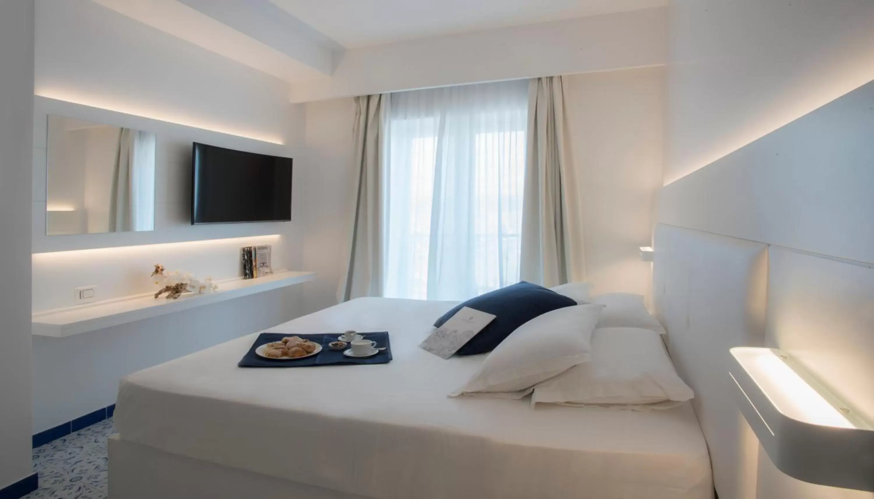 Photo of the whole room, Bed in Lloyd's Baia Hotel