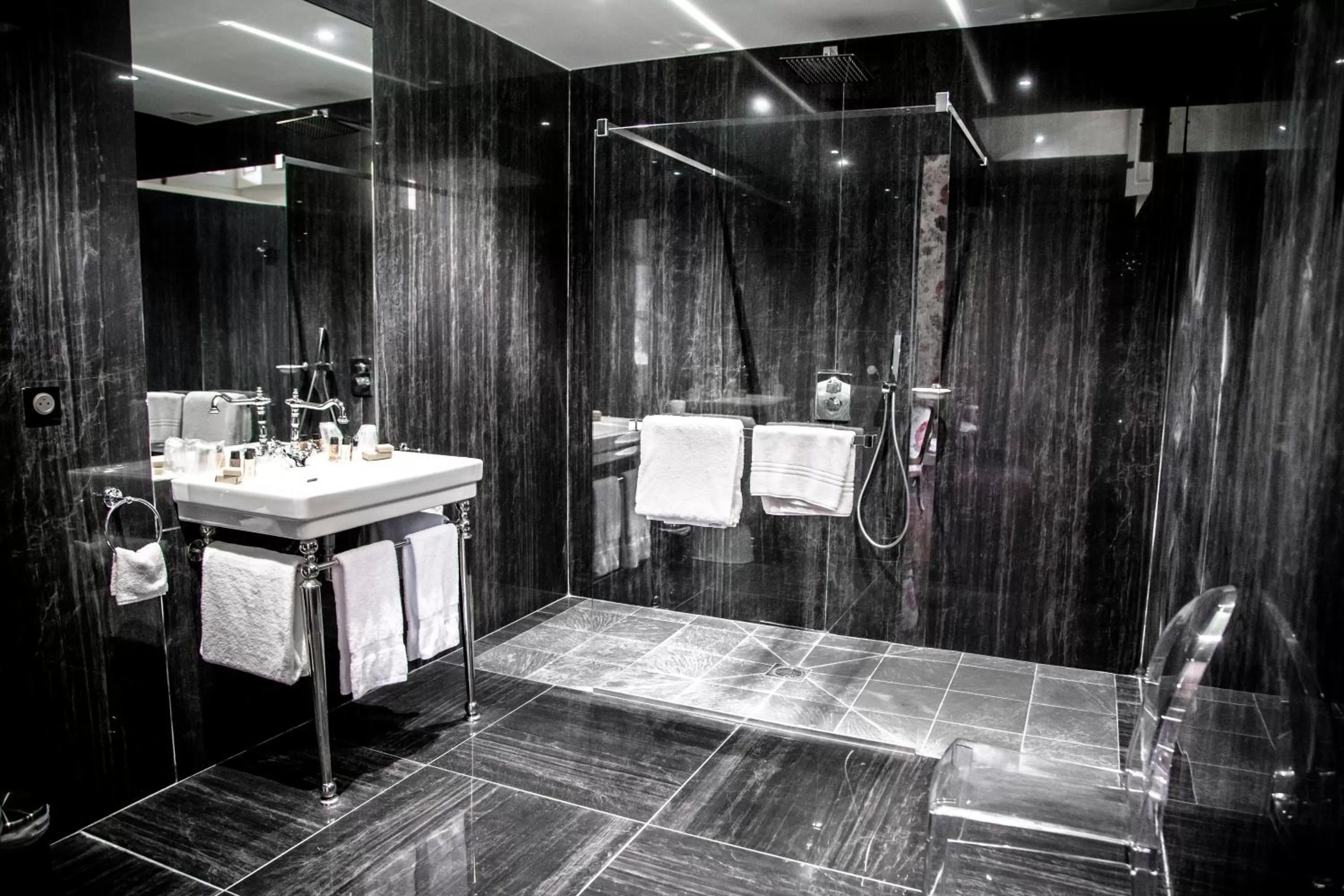 Bathroom in Hôtel du Domaine de La Groirie - Le Mans