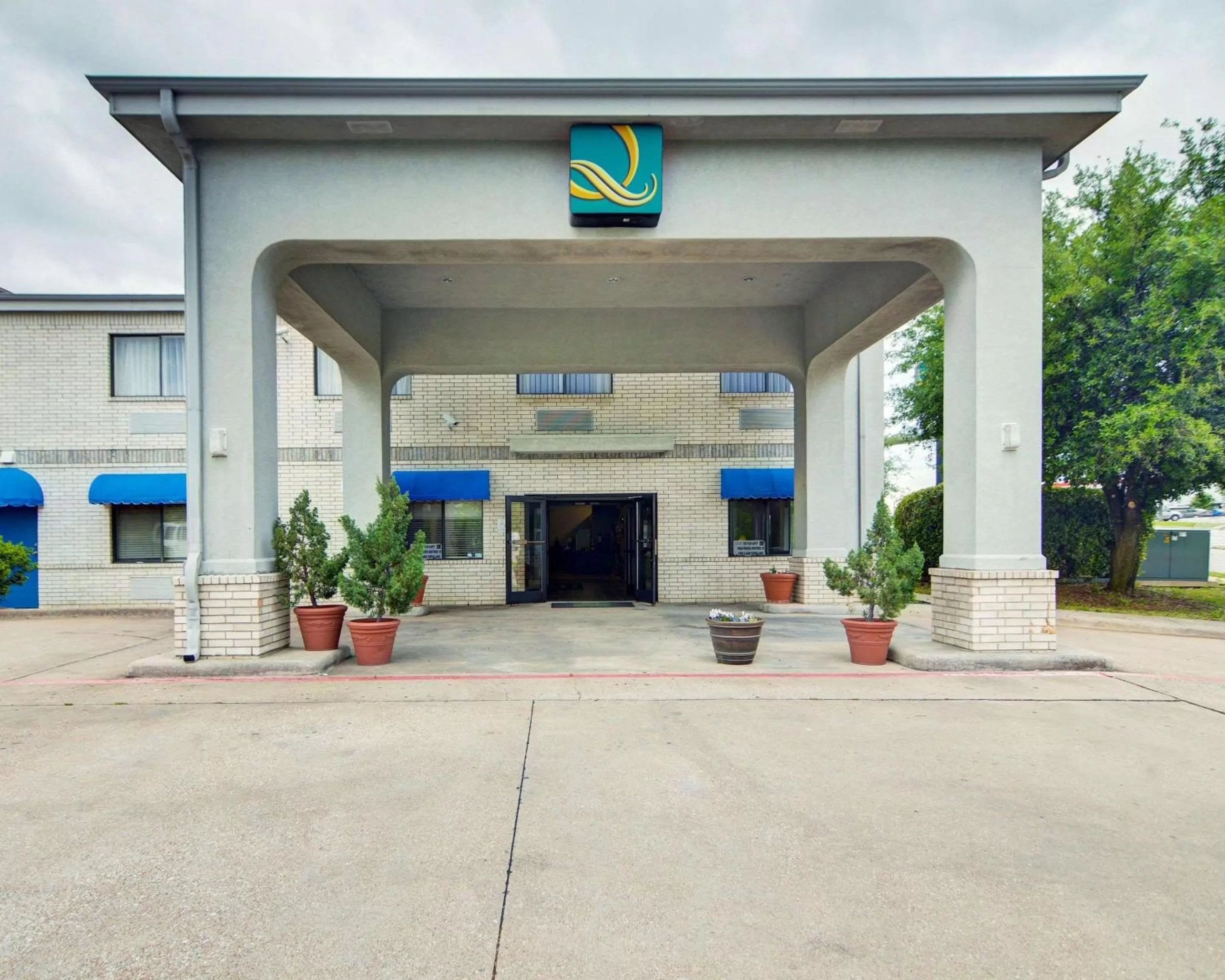 Property building in Quality Inn & Suites Grand Prairie South