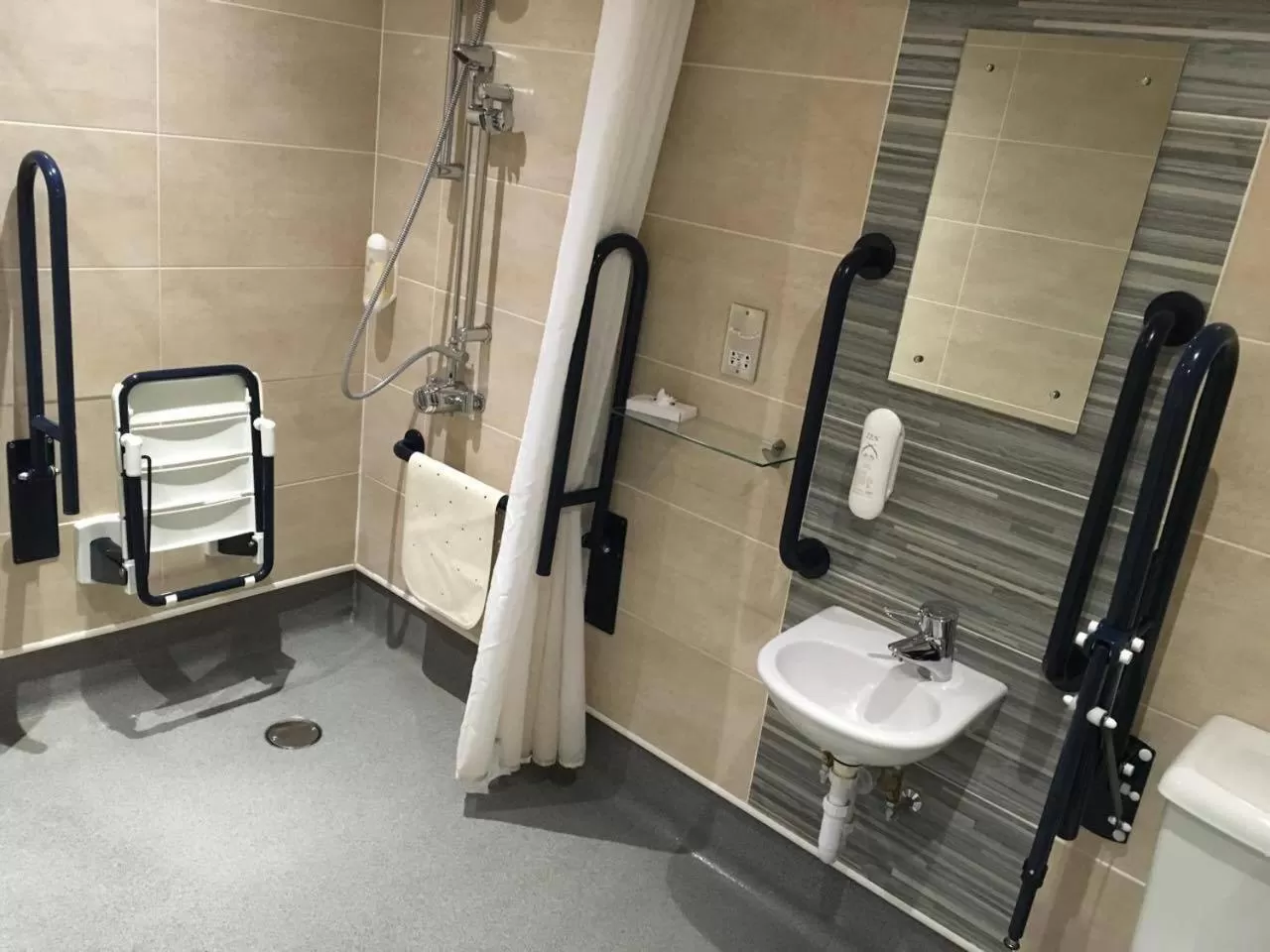 Shower, Bathroom in The Wyndham Arms-Wetherspoon