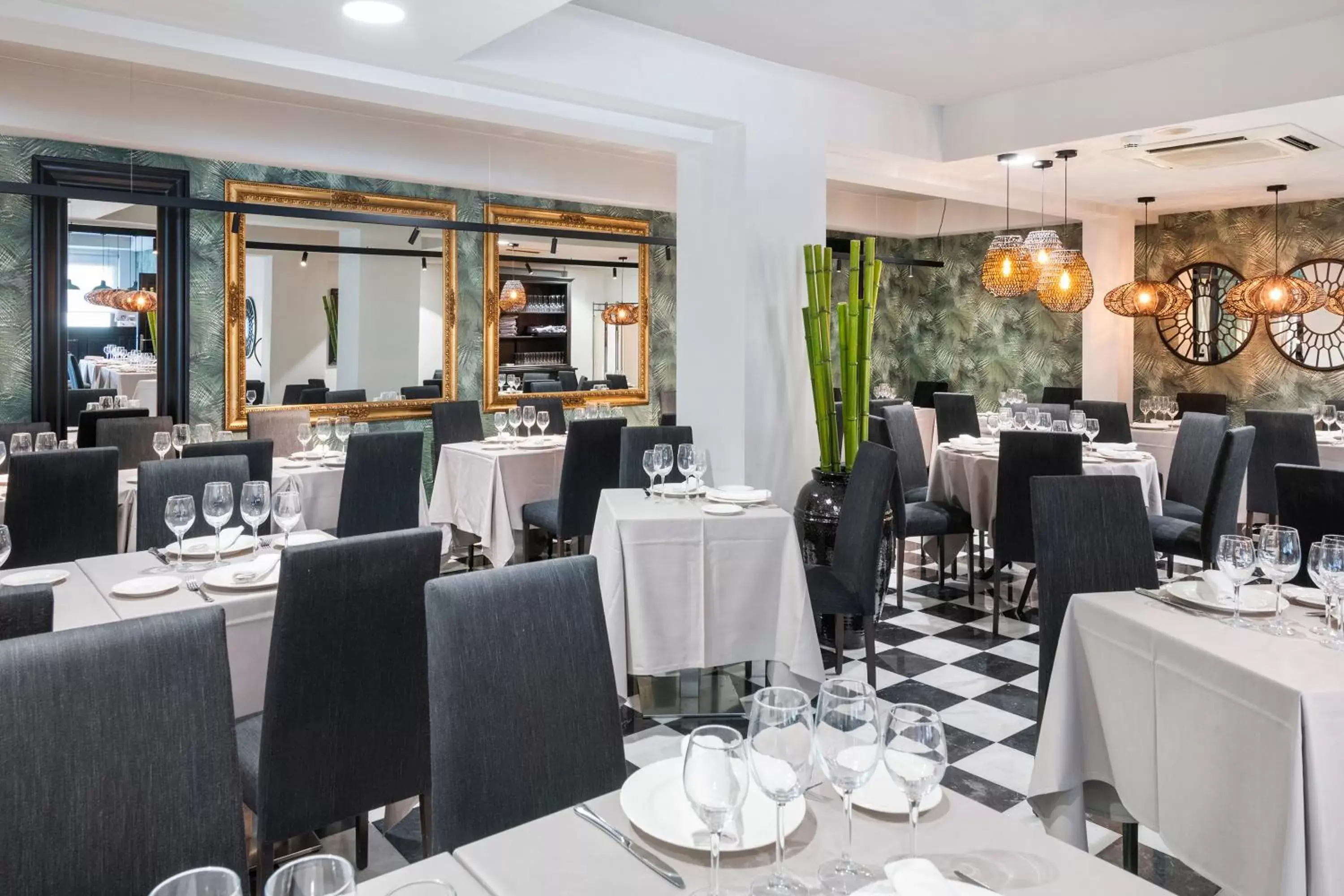 Restaurant/Places to Eat in Salles Hotel Aeroport de Girona