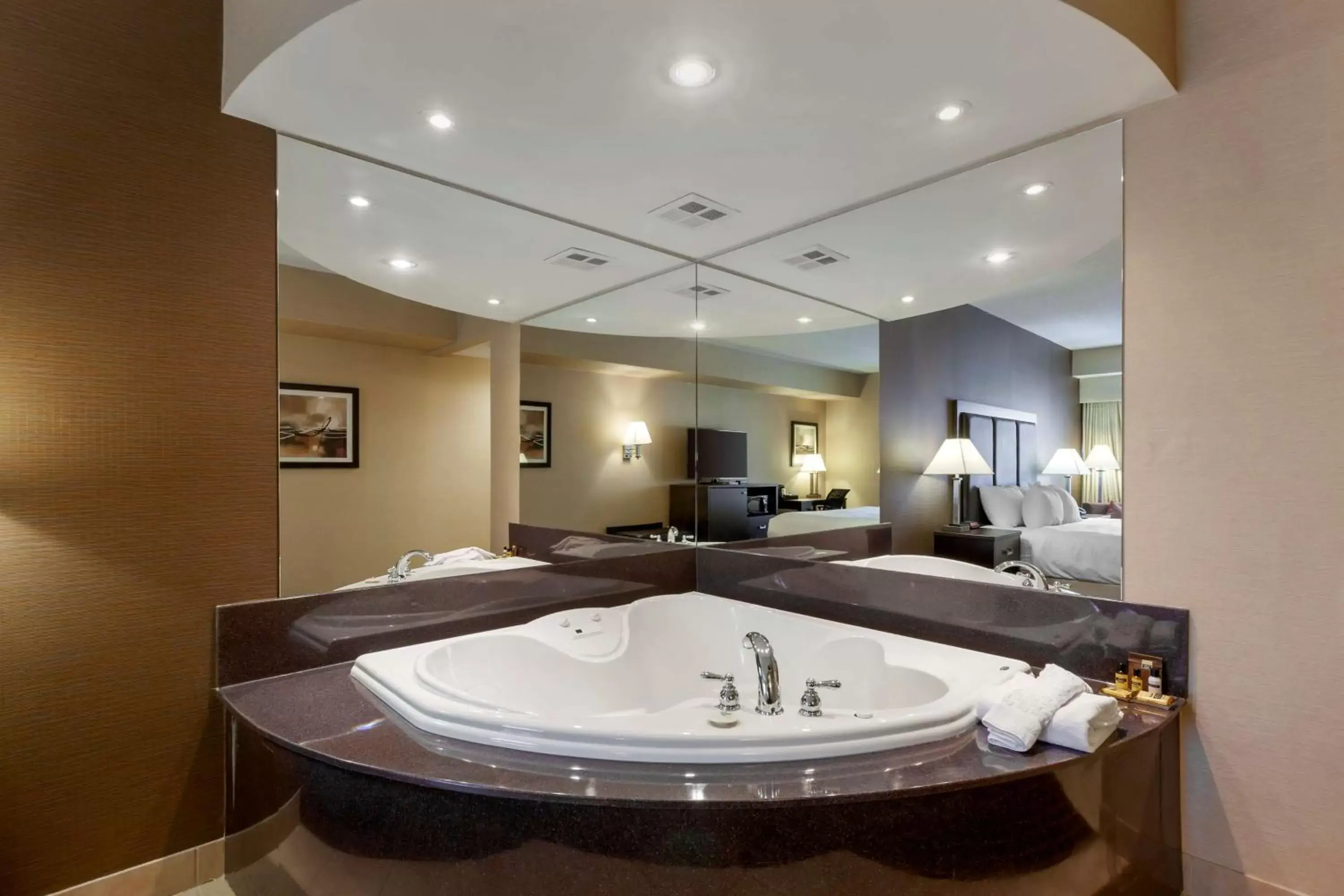 Bedroom in Best Western Plus Burlington Inn & Suites
