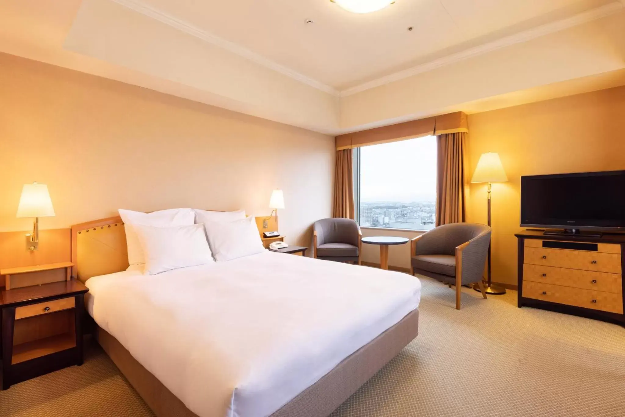 Photo of the whole room, Bed in ANA Crowne Plaza Toyama, an IHG Hotel
