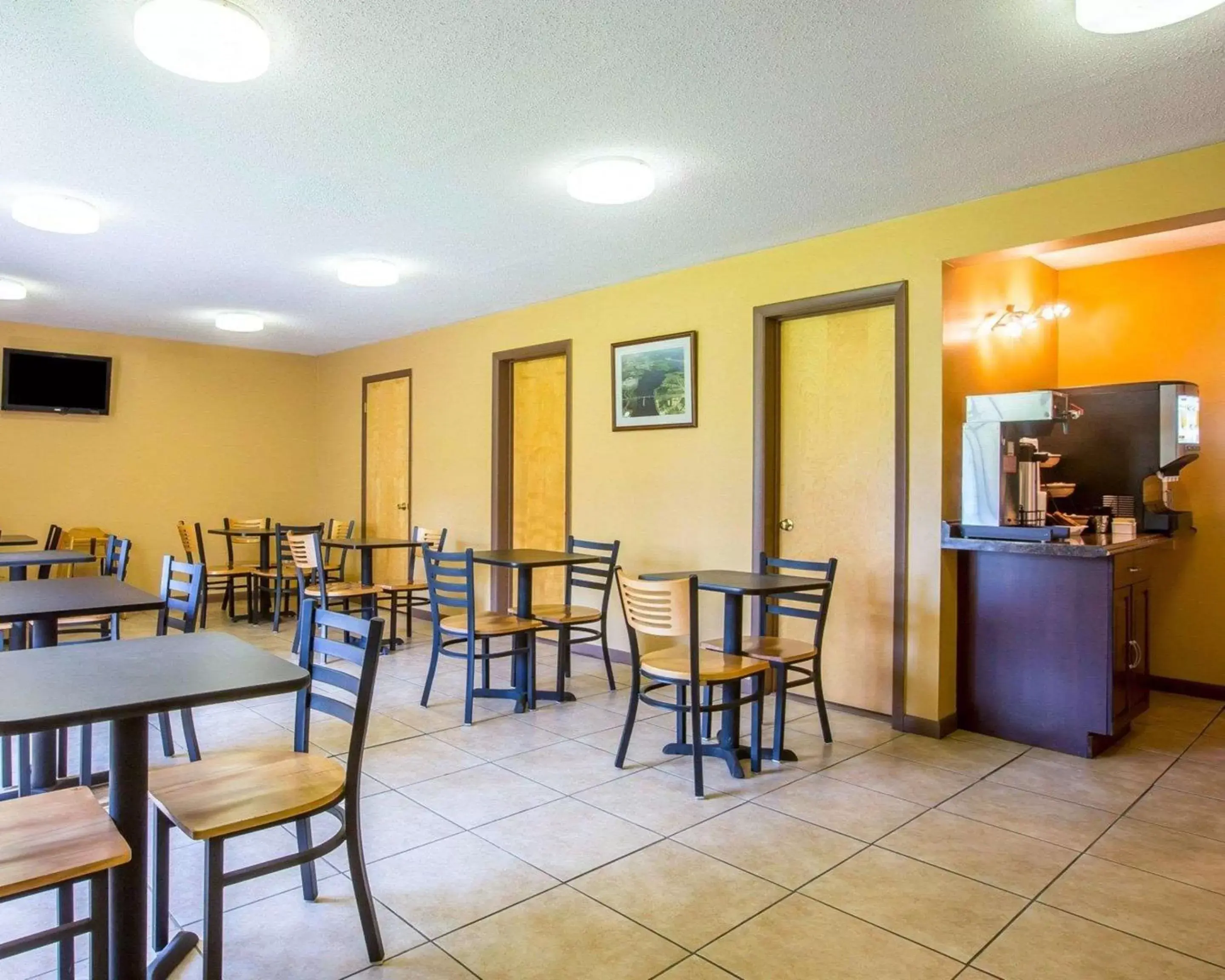 Restaurant/Places to Eat in Econo Lodge Massena Hwy 37