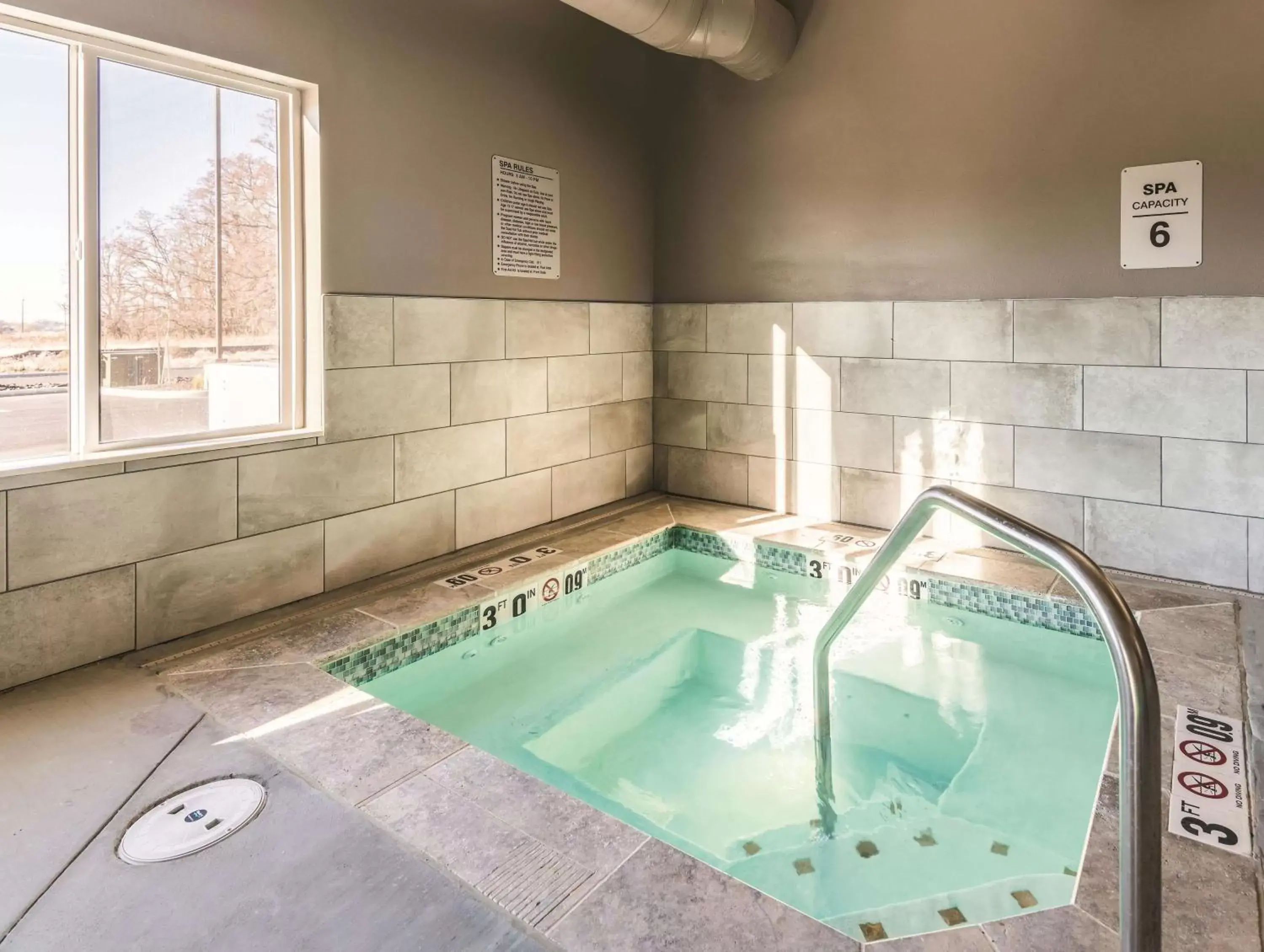 Hot Tub, Swimming Pool in La Quinta Inn & Suites by Wyndham Walla Walla