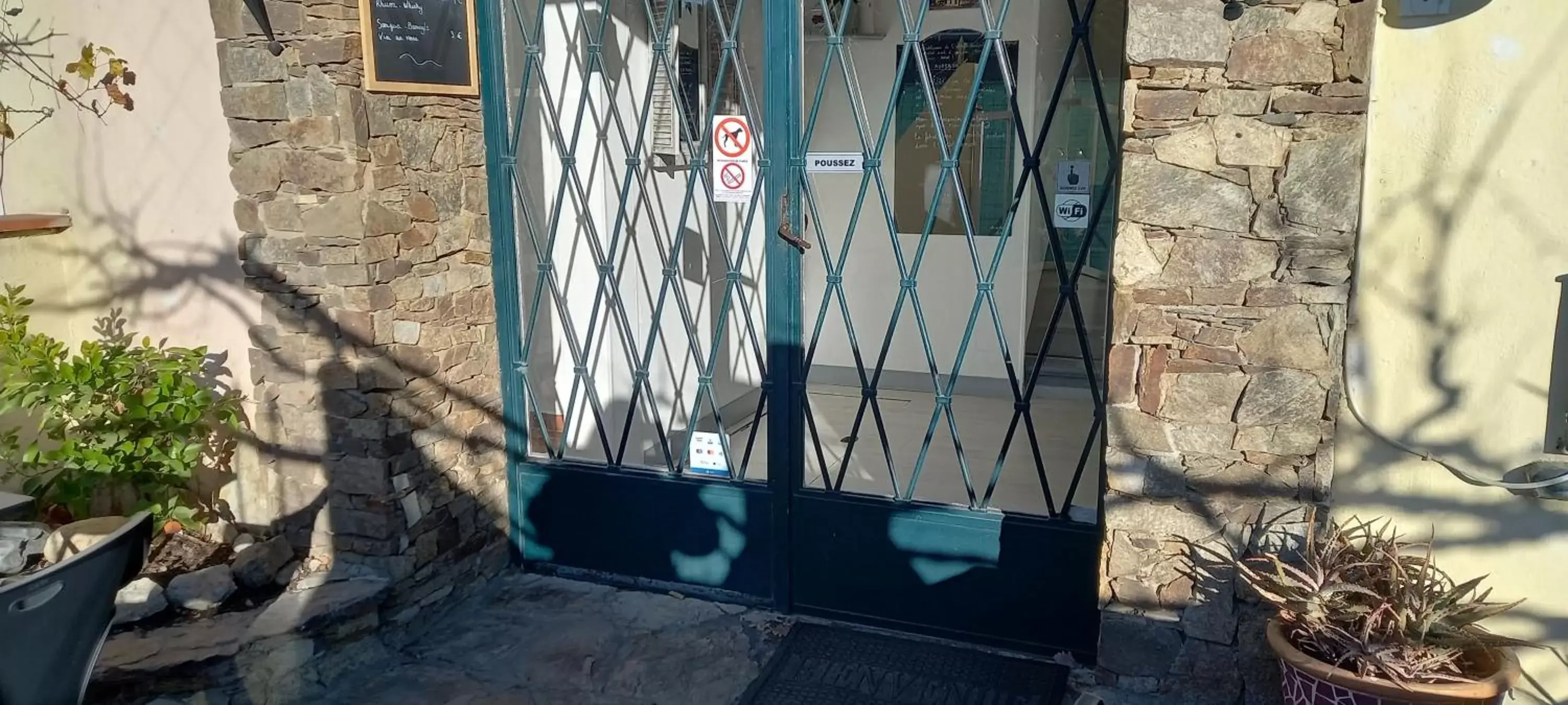 Facade/entrance, TV/Entertainment Center in Auberge du Chêne