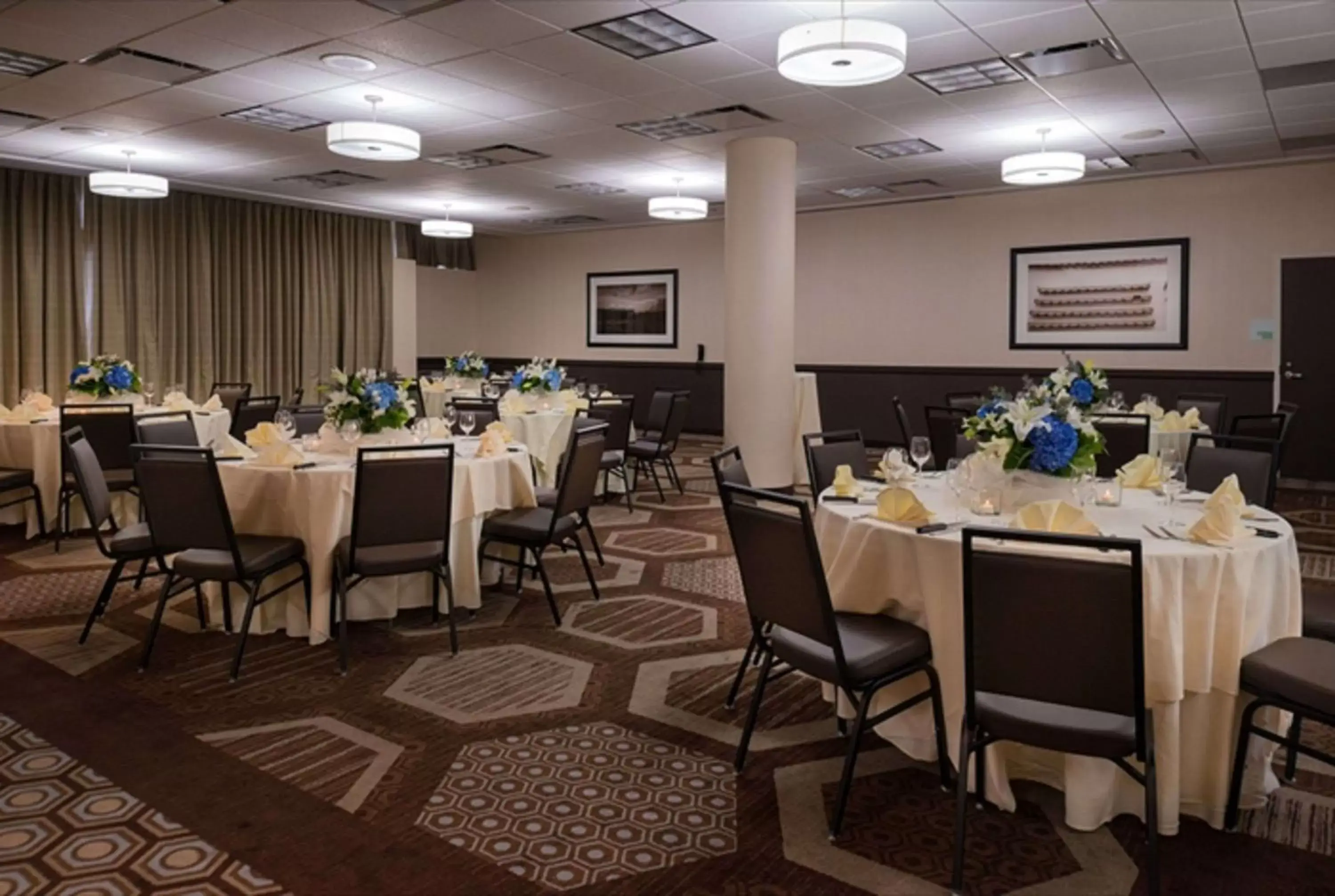 Meeting/conference room, Restaurant/Places to Eat in Sonesta Chicago O'Hare Airport Rosemont