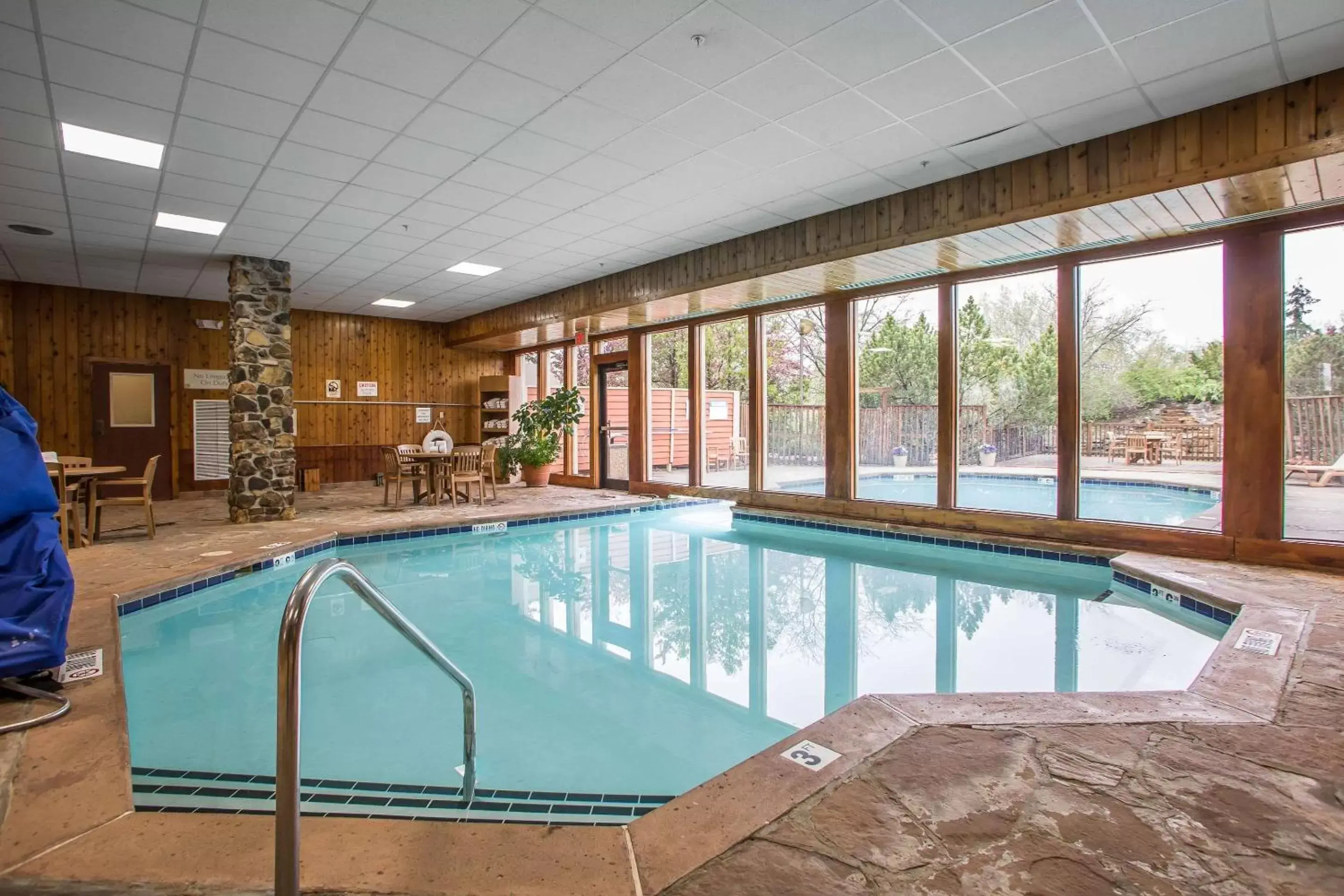 On site, Swimming Pool in Clarion Inn Merrillville