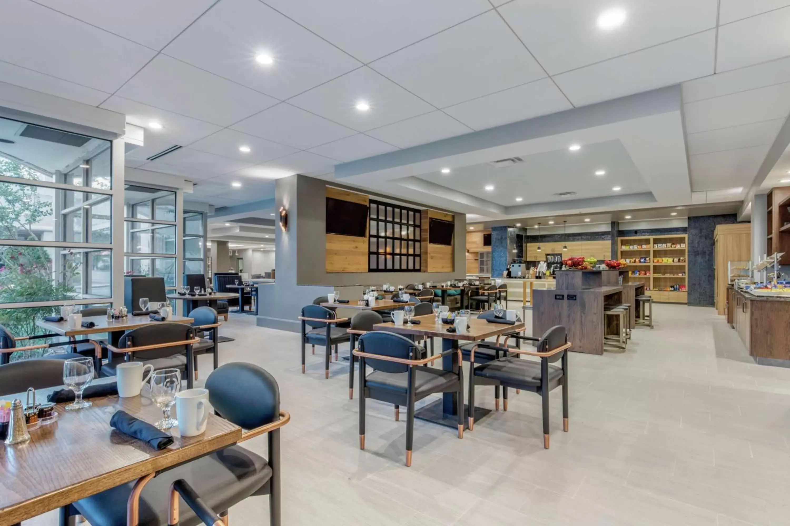 Dining area, Restaurant/Places to Eat in DoubleTree Birmingham Perimeter Park