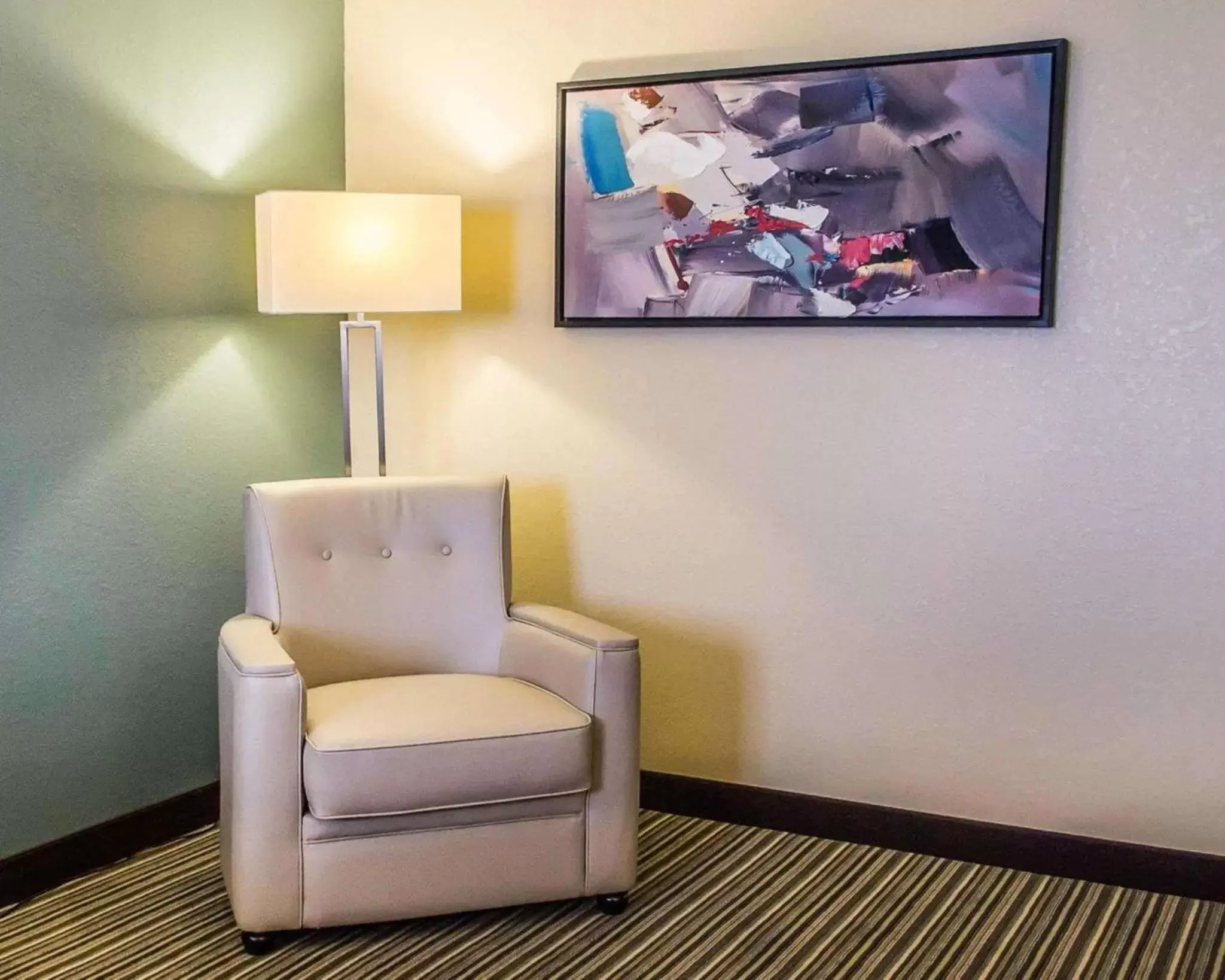 Photo of the whole room, TV/Entertainment Center in Quality Inn Streetsboro