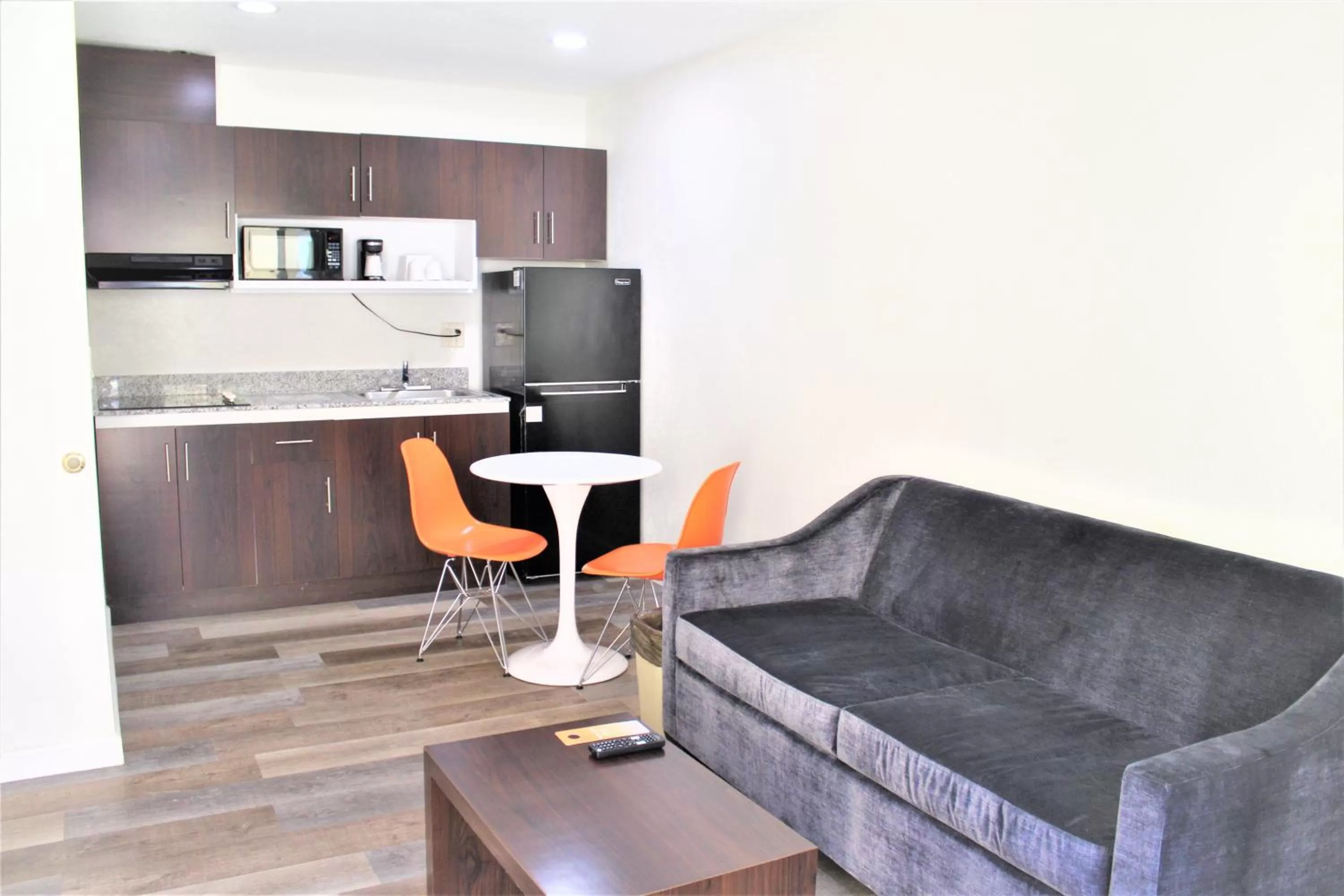 Kitchen or kitchenette in Howard Johnson Suites by Wyndham San Diego Chula Vista BayFront