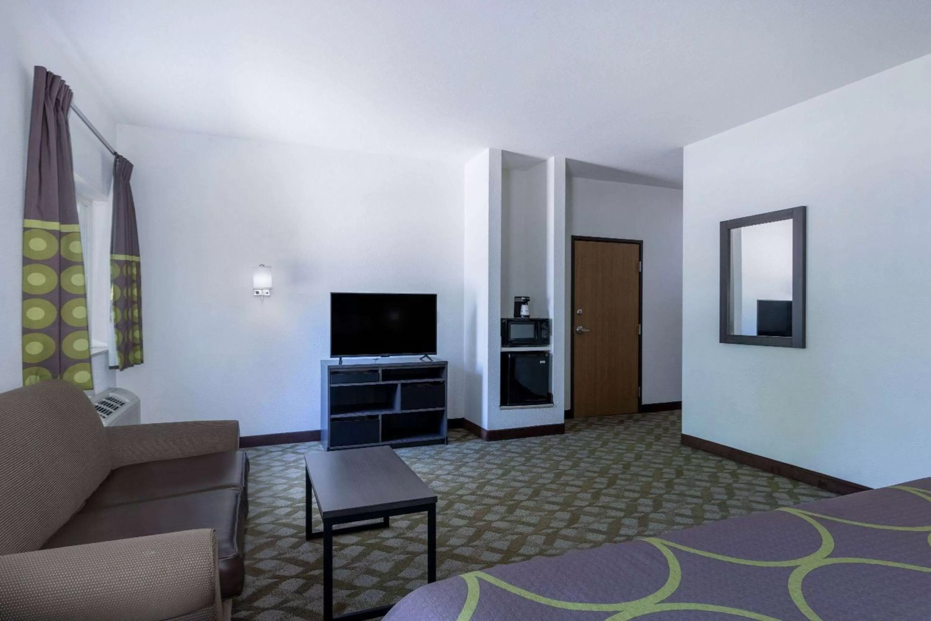 Photo of the whole room in Super 8 by Wyndham De Soto