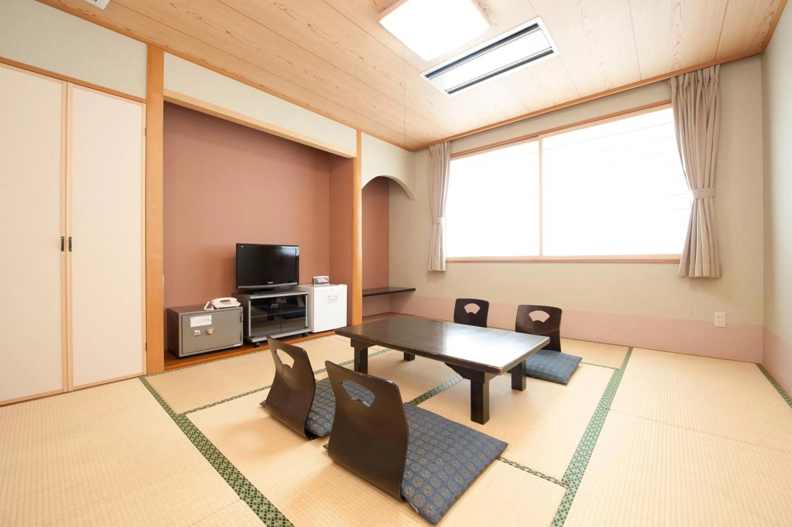 Photo of the whole room in Kur and Hotel Suruga